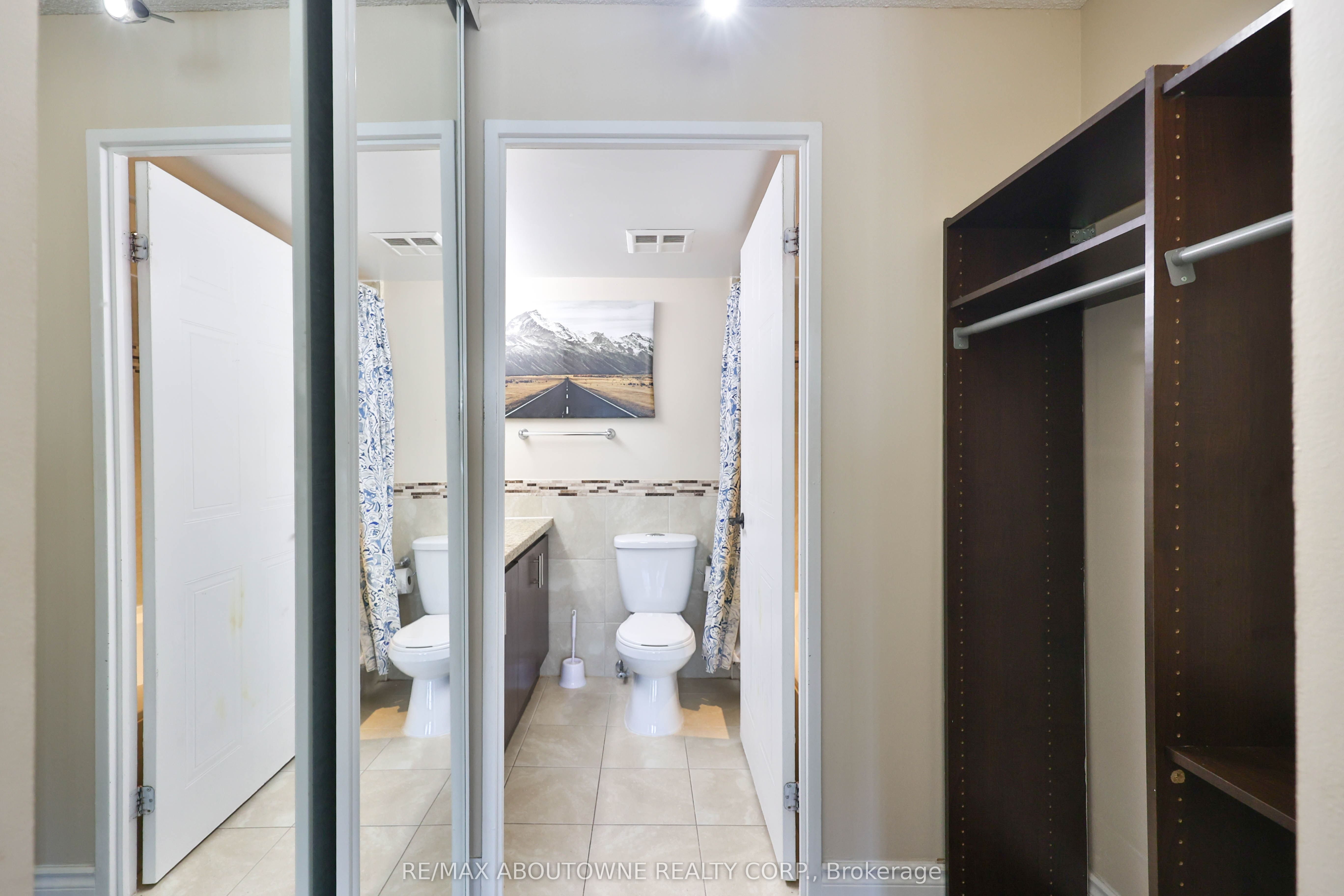 8 – 350 Webb Drive, Mississauga ‣ W12722412 8 – 350 Webb Drive, Mississauga ‣ W12722412