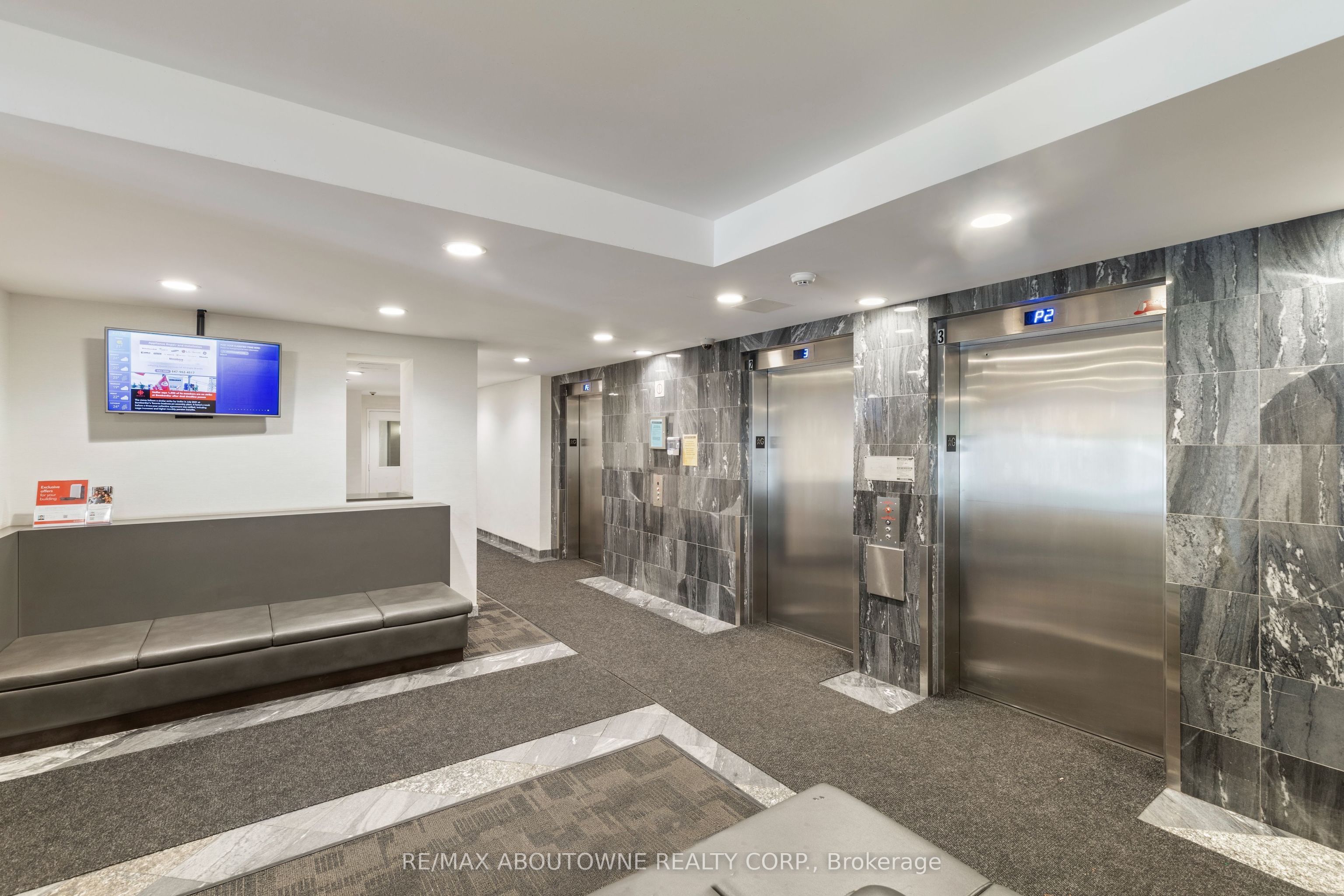 8 – 350 Webb Drive, Mississauga ‣ W12722412 8 – 350 Webb Drive, Mississauga ‣ W12722412