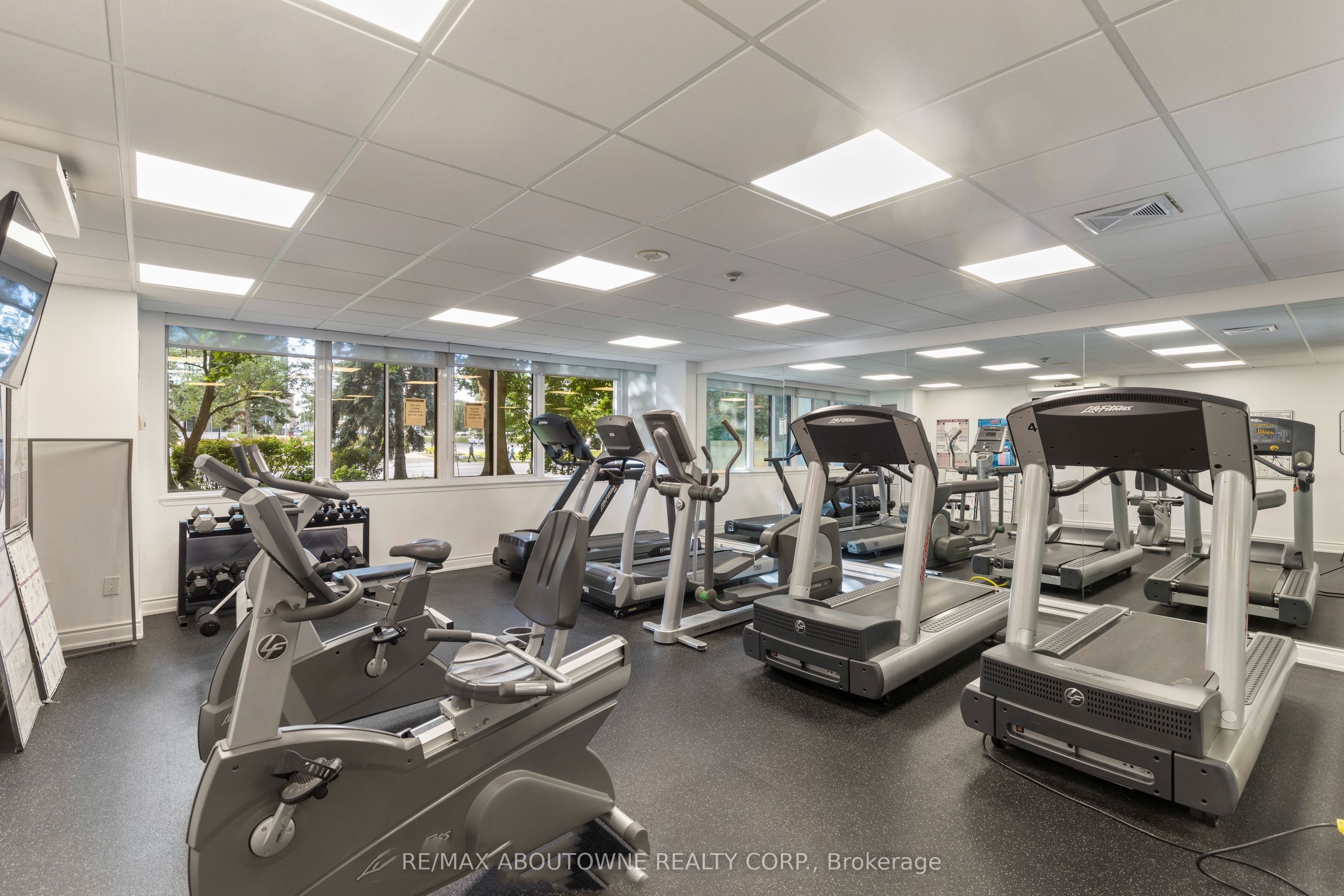 8 – 350 Webb Drive, Mississauga ‣ W12722412 8 – 350 Webb Drive, Mississauga ‣ W12722412