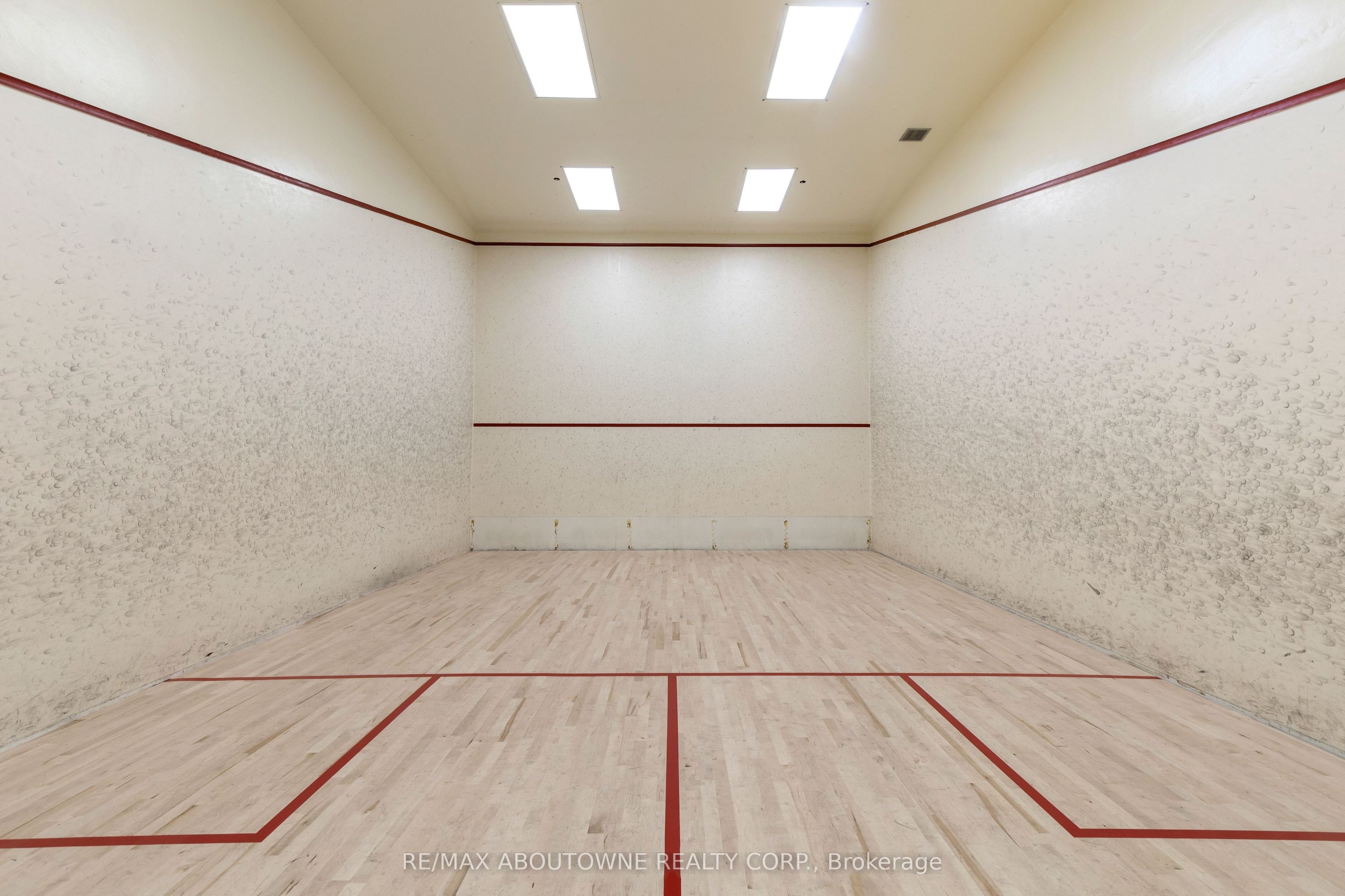 8 – 350 Webb Drive, Mississauga ‣ W12722412 8 – 350 Webb Drive, Mississauga ‣ W12722412