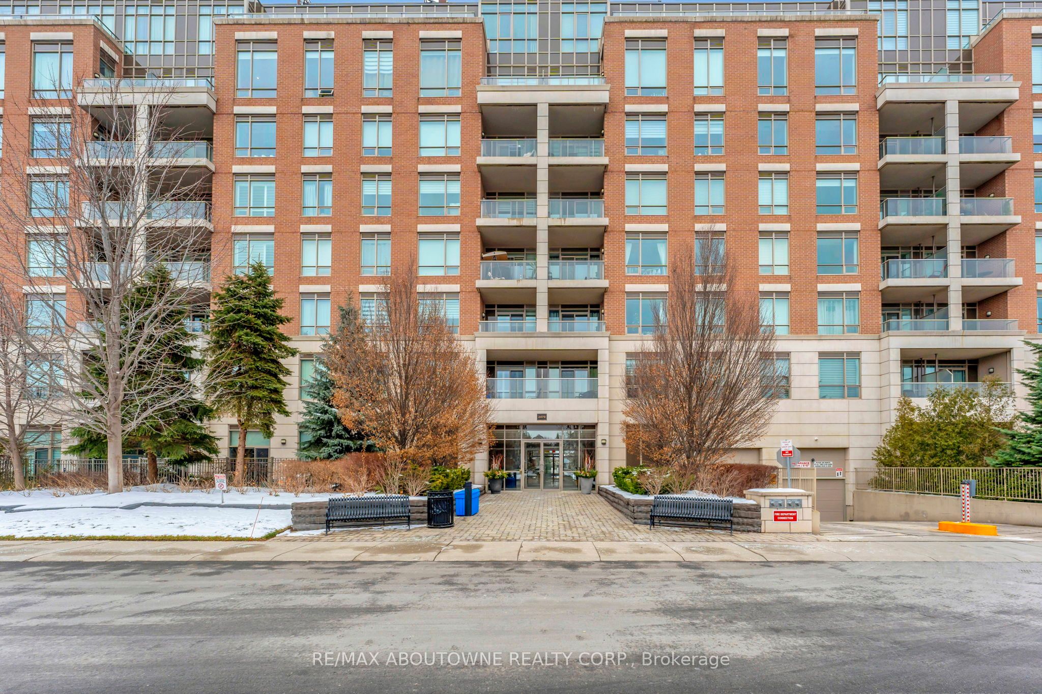6 – 2470 Prince Michael Drive, Oakville ‣ W12731522 6 – 2470 Prince Michael Drive, Oakville ‣ W12731522