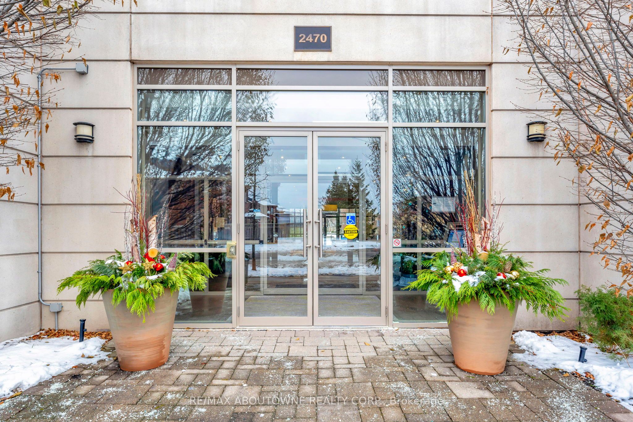 6 – 2470 Prince Michael Drive, Oakville ‣ W12731522 6 – 2470 Prince Michael Drive, Oakville ‣ W12731522