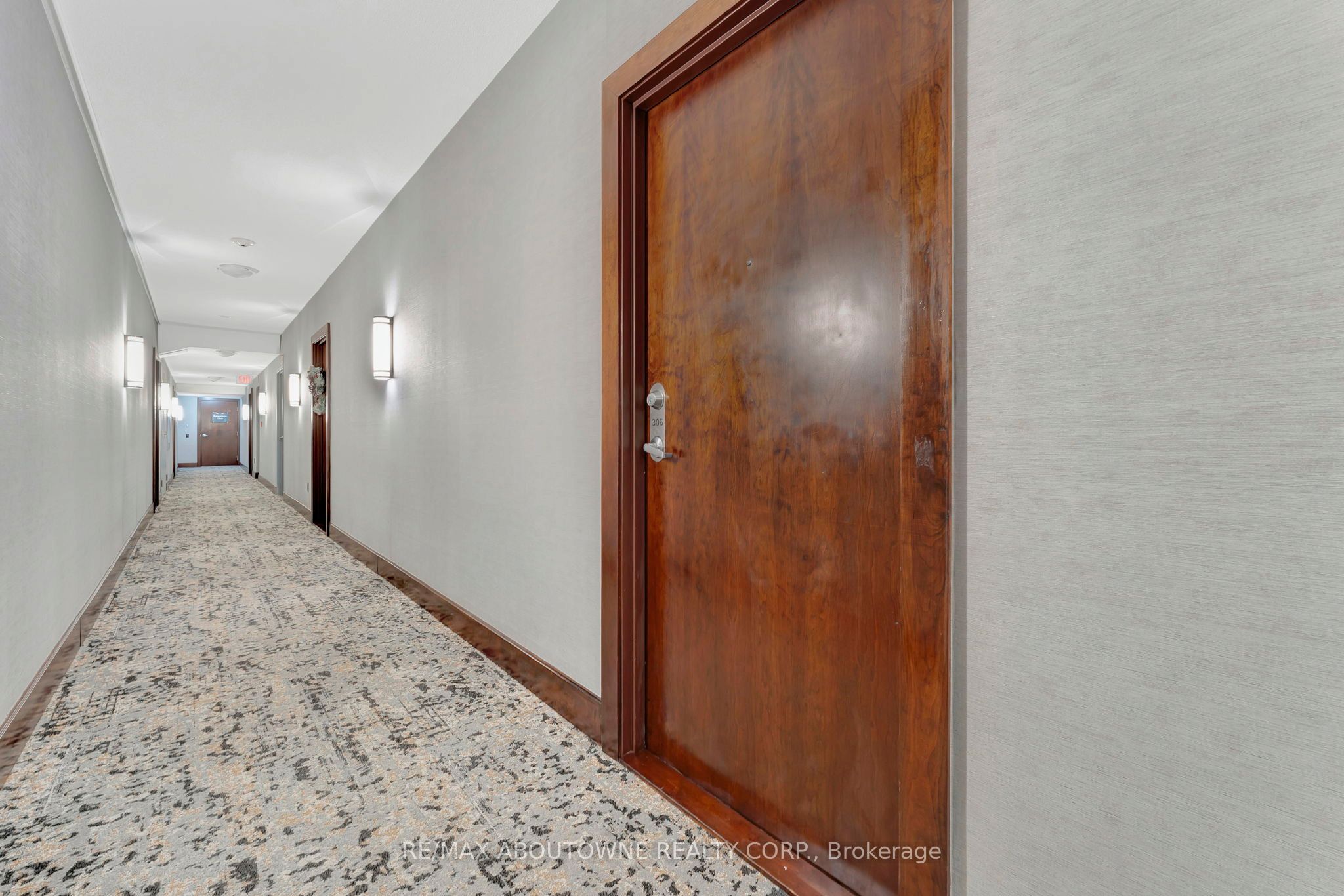 6 – 2470 Prince Michael Drive, Oakville ‣ W12731522 6 – 2470 Prince Michael Drive, Oakville ‣ W12731522