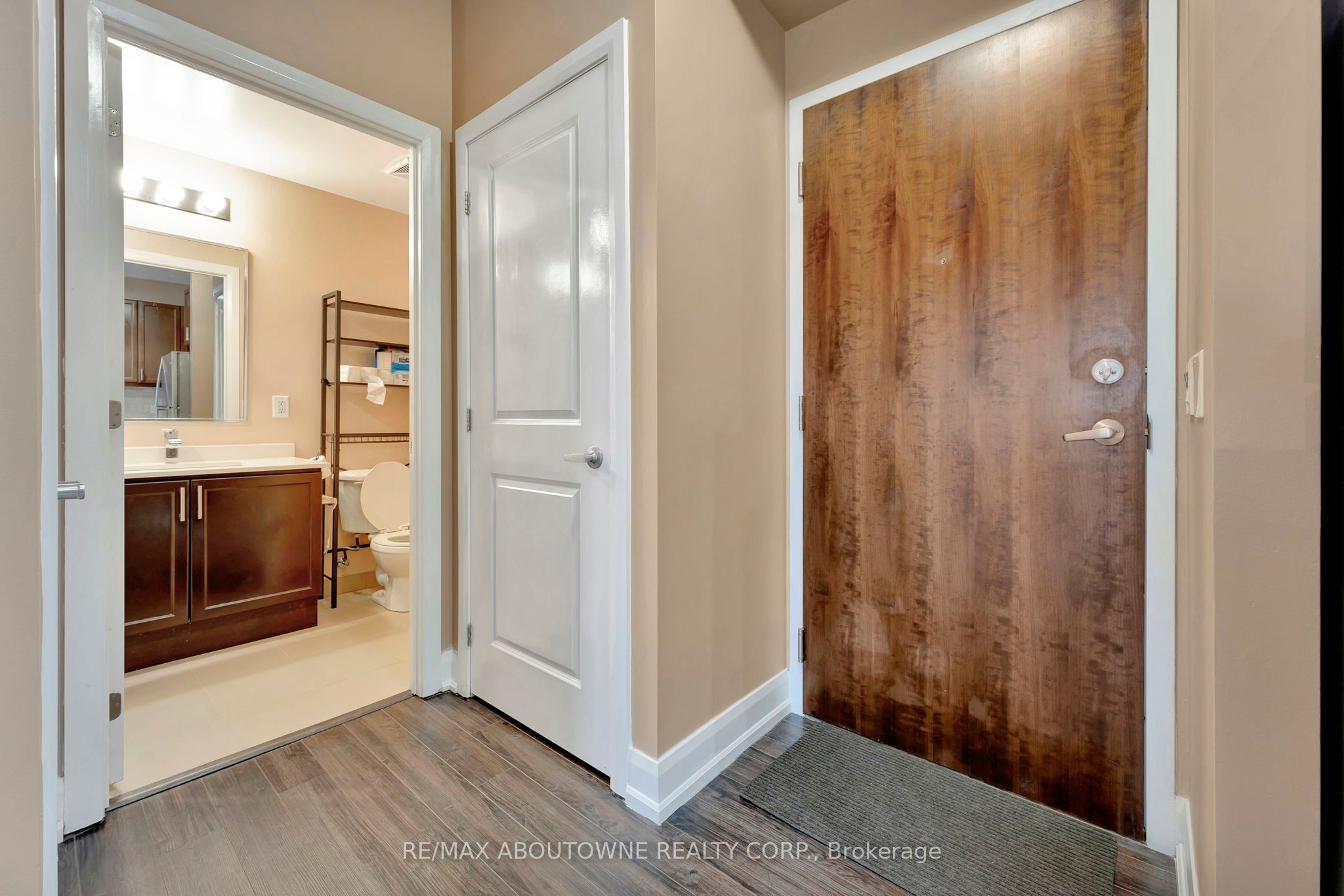 6 – 2470 Prince Michael Drive, Oakville ‣ W12731522 6 – 2470 Prince Michael Drive, Oakville ‣ W12731522