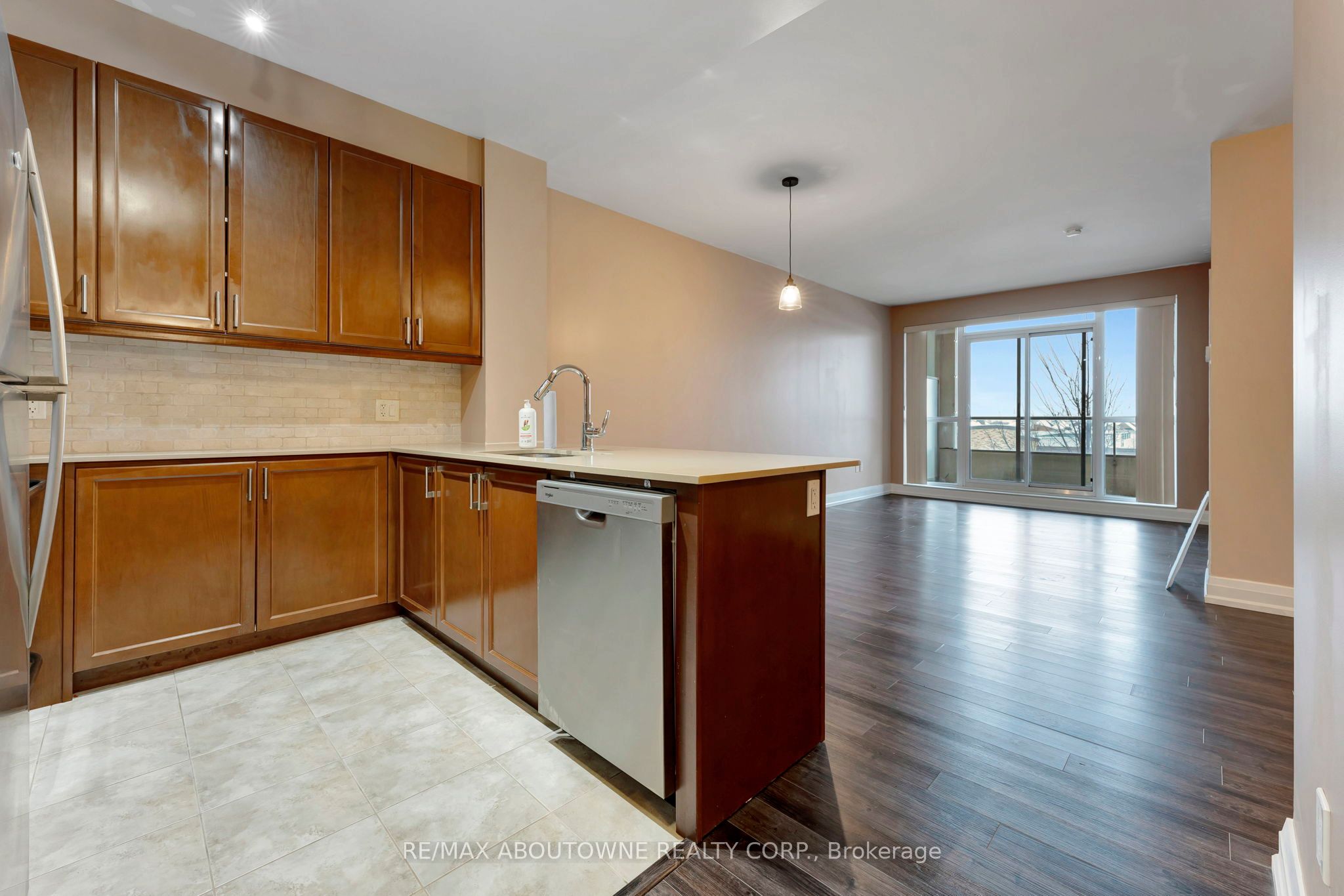 6 – 2470 Prince Michael Drive, Oakville ‣ W12731522 6 – 2470 Prince Michael Drive, Oakville ‣ W12731522