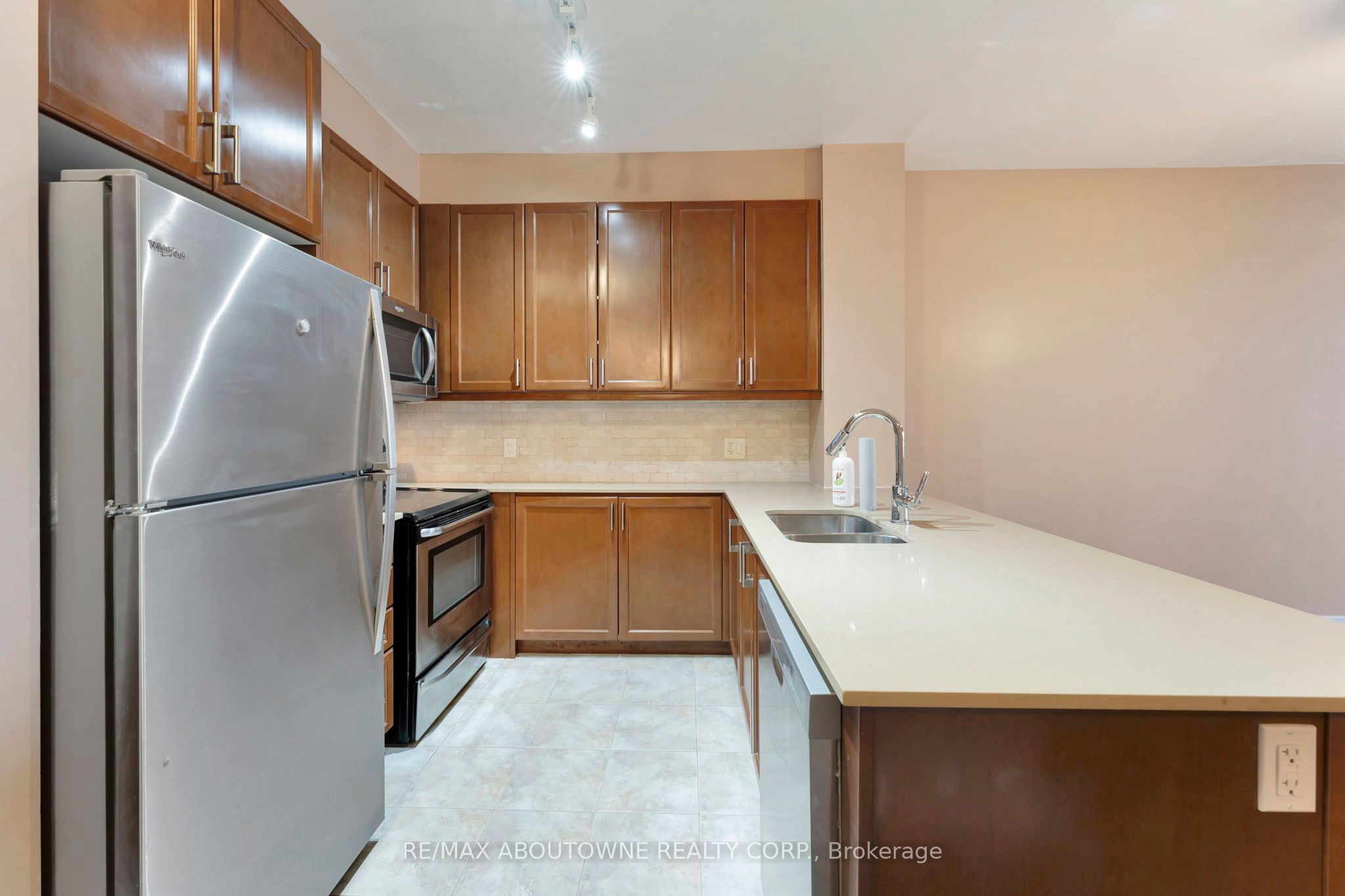 6 – 2470 Prince Michael Drive, Oakville ‣ W12731522 6 – 2470 Prince Michael Drive, Oakville ‣ W12731522