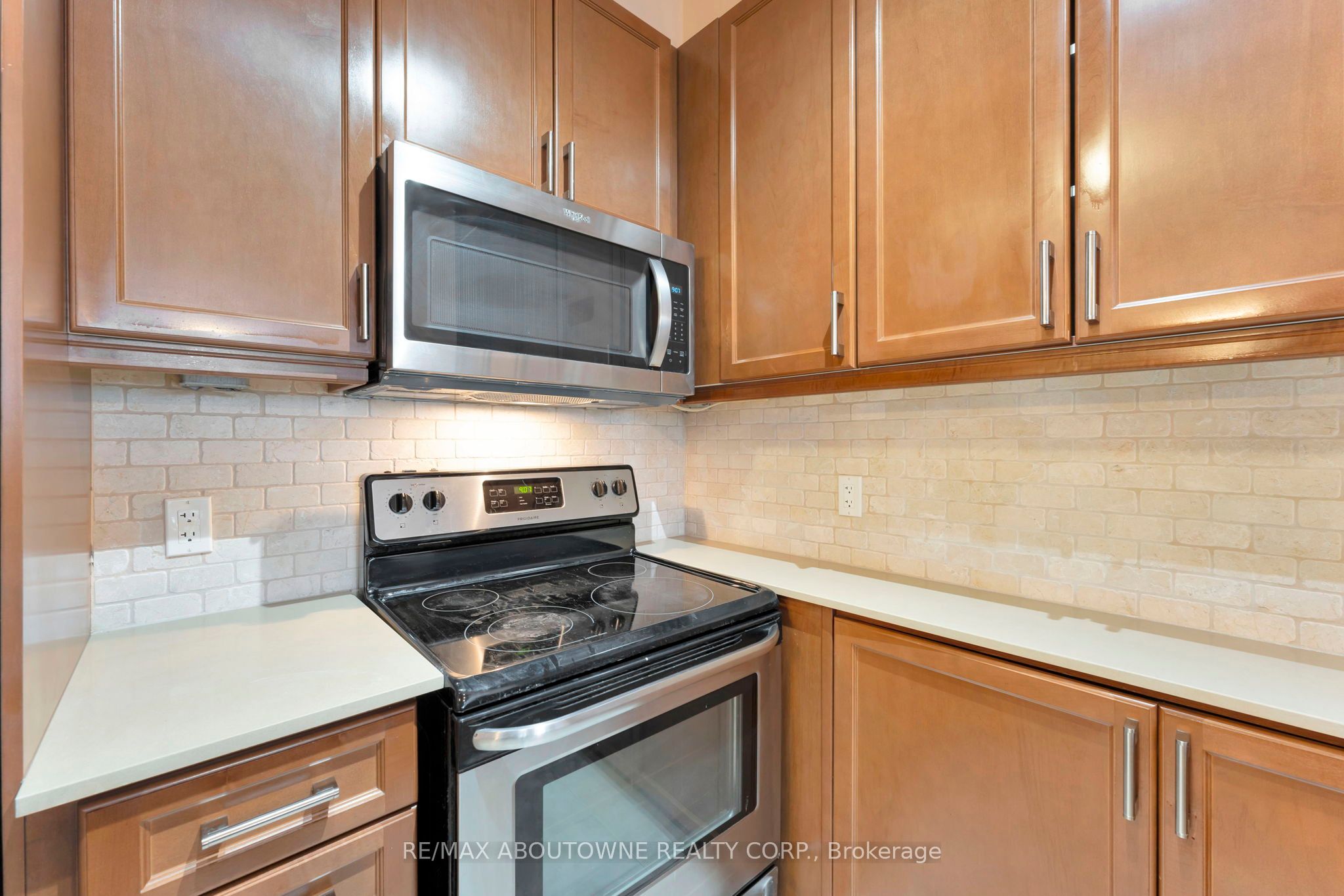 6 – 2470 Prince Michael Drive, Oakville ‣ W12731522 6 – 2470 Prince Michael Drive, Oakville ‣ W12731522