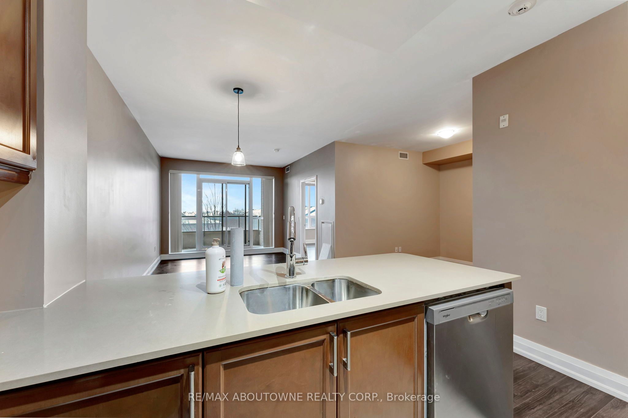 6 – 2470 Prince Michael Drive, Oakville ‣ W12731522 6 – 2470 Prince Michael Drive, Oakville ‣ W12731522