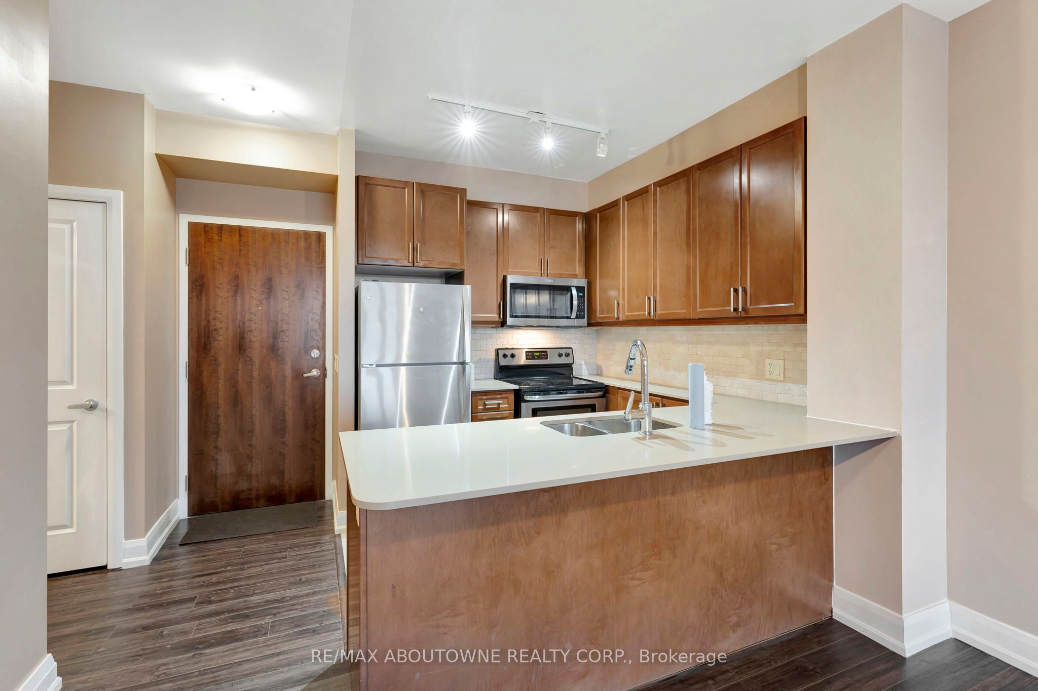 6 – 2470 Prince Michael Drive, Oakville ‣ W12731522 6 – 2470 Prince Michael Drive, Oakville ‣ W12731522