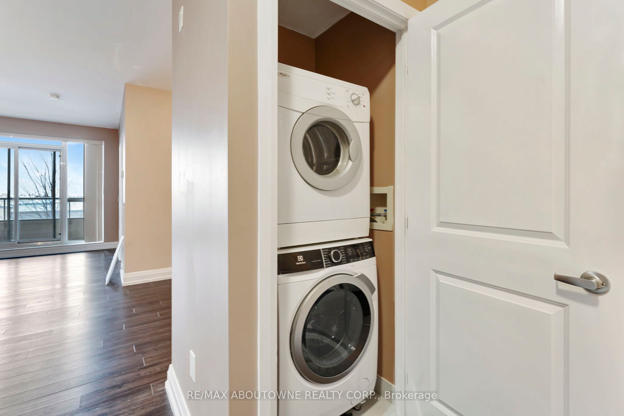 6 – 2470 Prince Michael Drive, Oakville ‣ W12731522 6 – 2470 Prince Michael Drive, Oakville ‣ W12731522