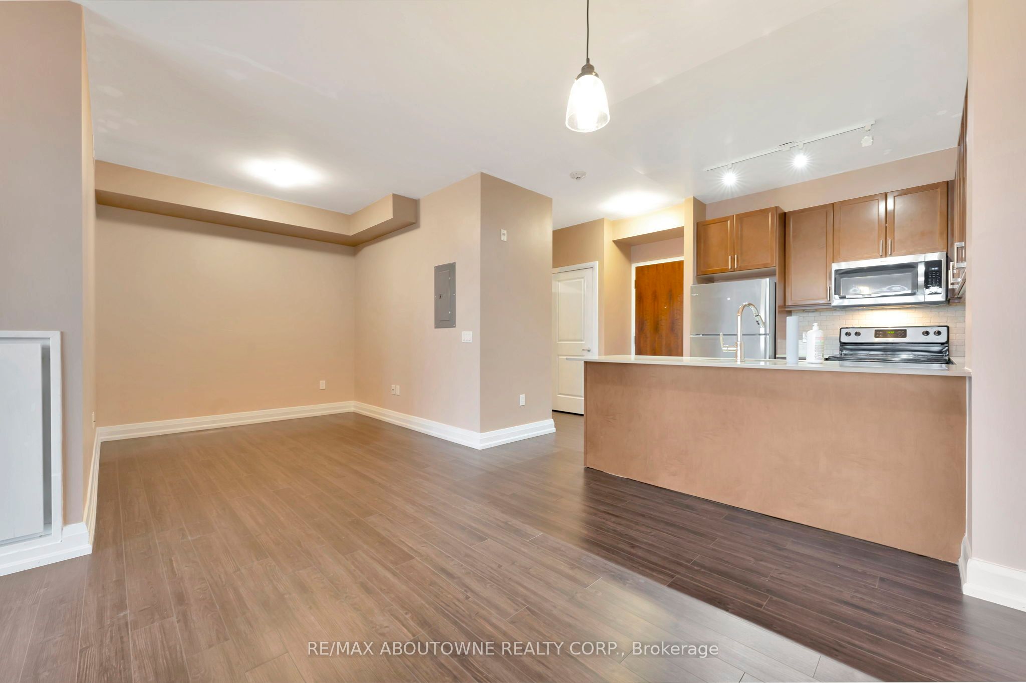 6 – 2470 Prince Michael Drive, Oakville ‣ W12731522 6 – 2470 Prince Michael Drive, Oakville ‣ W12731522