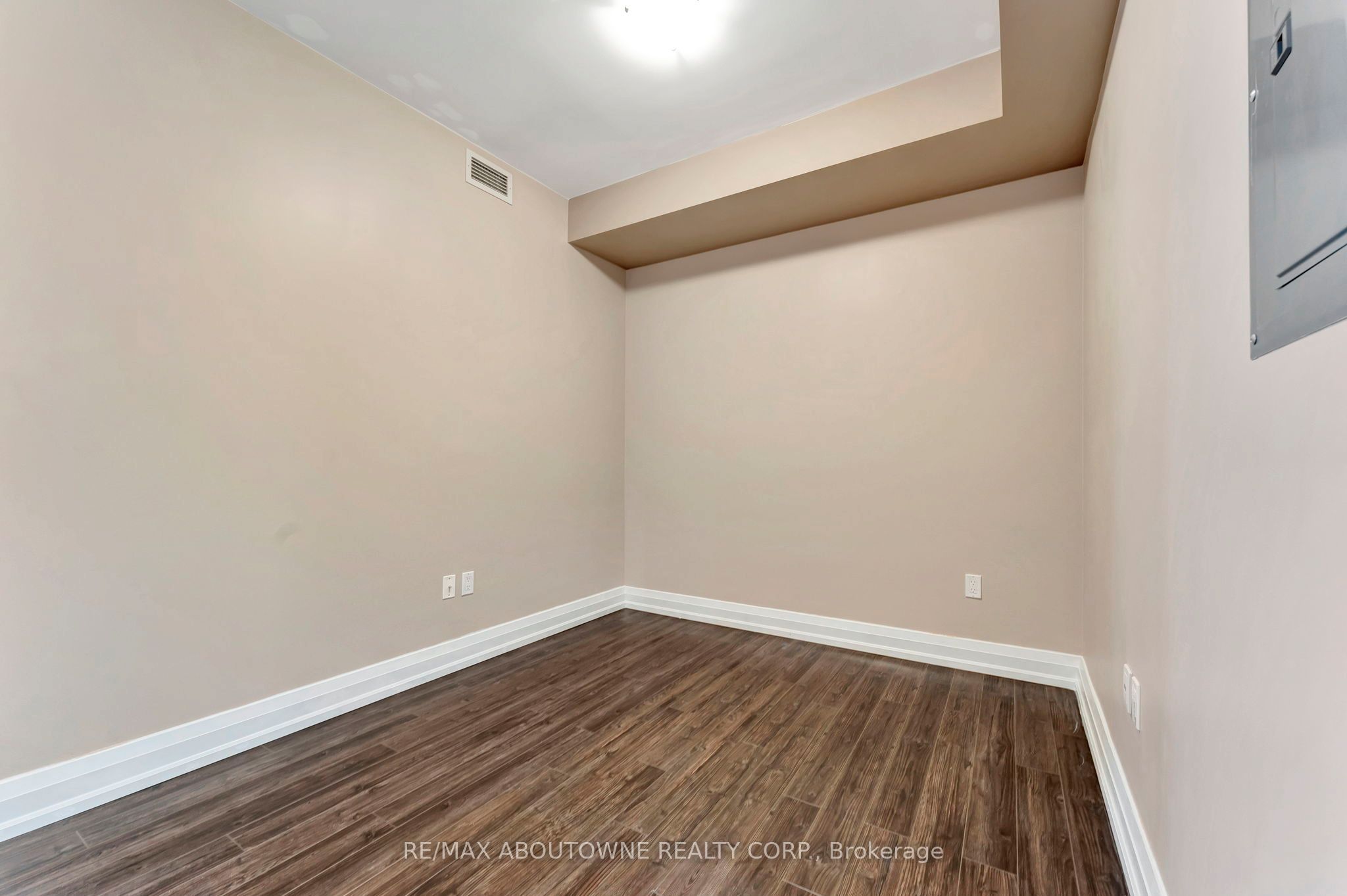 6 – 2470 Prince Michael Drive, Oakville ‣ W12731522 6 – 2470 Prince Michael Drive, Oakville ‣ W12731522