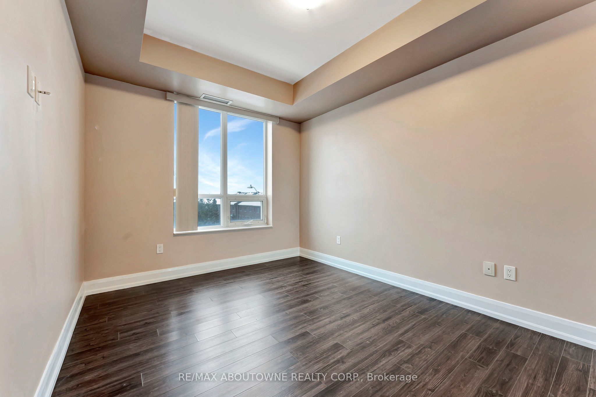 6 – 2470 Prince Michael Drive, Oakville ‣ W12731522 6 – 2470 Prince Michael Drive, Oakville ‣ W12731522