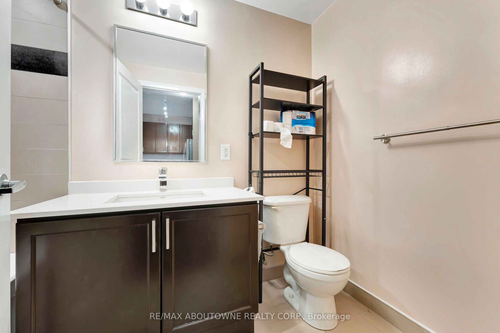 6 – 2470 Prince Michael Drive, Oakville ‣ W12731522 6 – 2470 Prince Michael Drive, Oakville ‣ W12731522