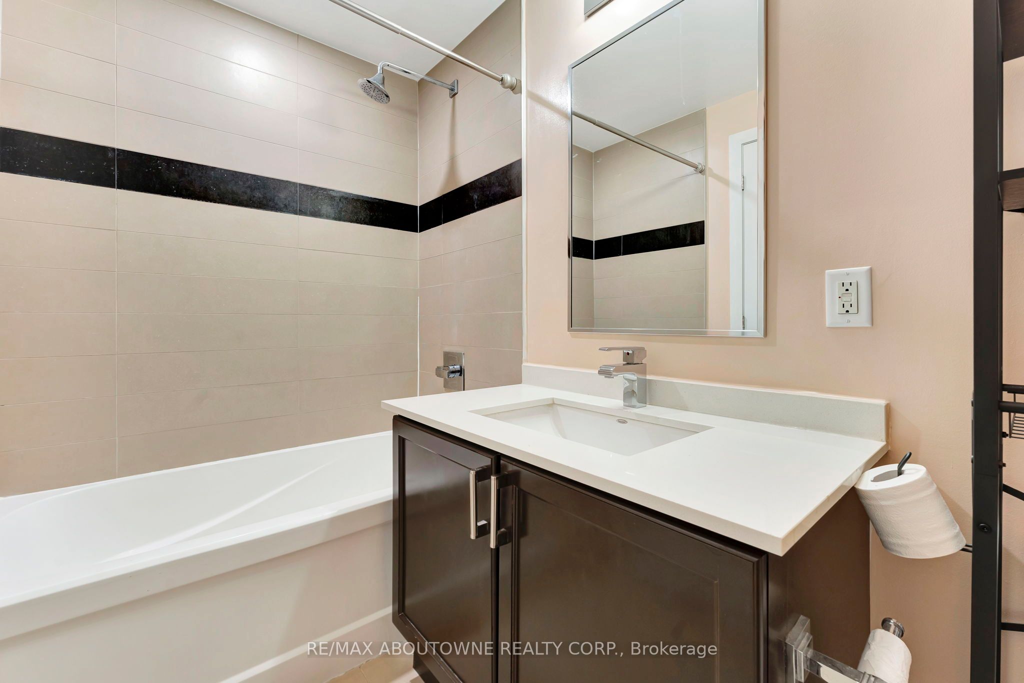 6 – 2470 Prince Michael Drive, Oakville ‣ W12731522 6 – 2470 Prince Michael Drive, Oakville ‣ W12731522