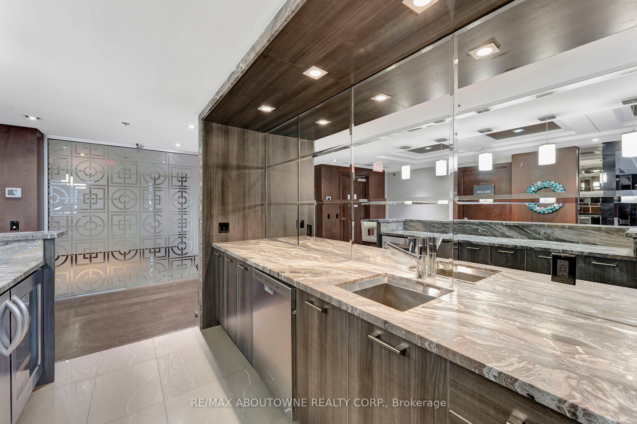 6 – 2470 Prince Michael Drive, Oakville ‣ W12731522 6 – 2470 Prince Michael Drive, Oakville ‣ W12731522