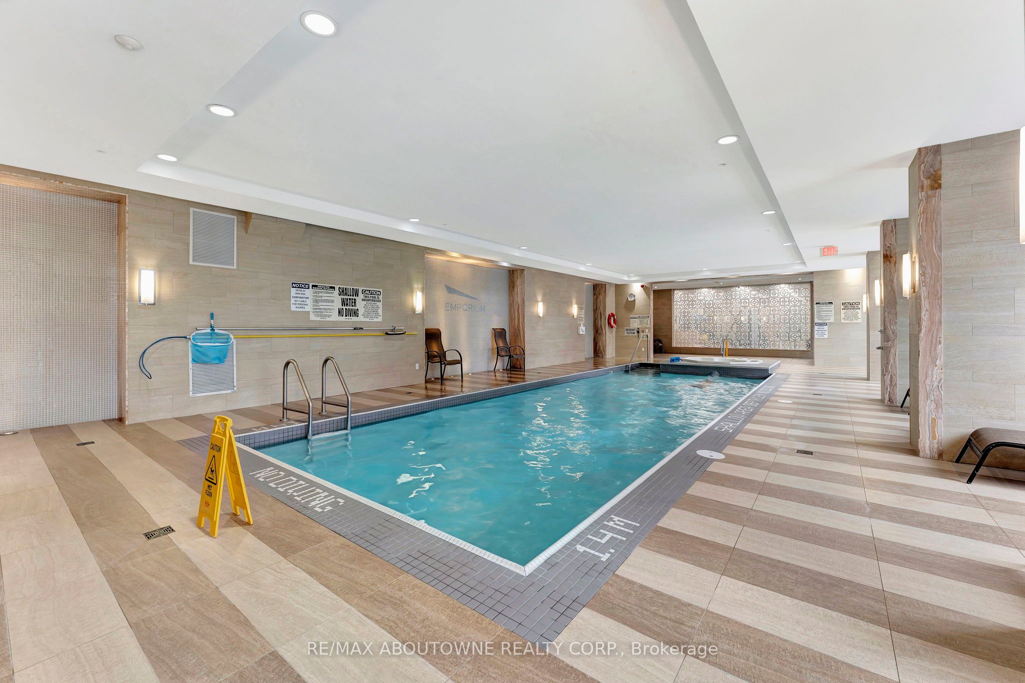 6 – 2470 Prince Michael Drive, Oakville ‣ W12731522 6 – 2470 Prince Michael Drive, Oakville ‣ W12731522