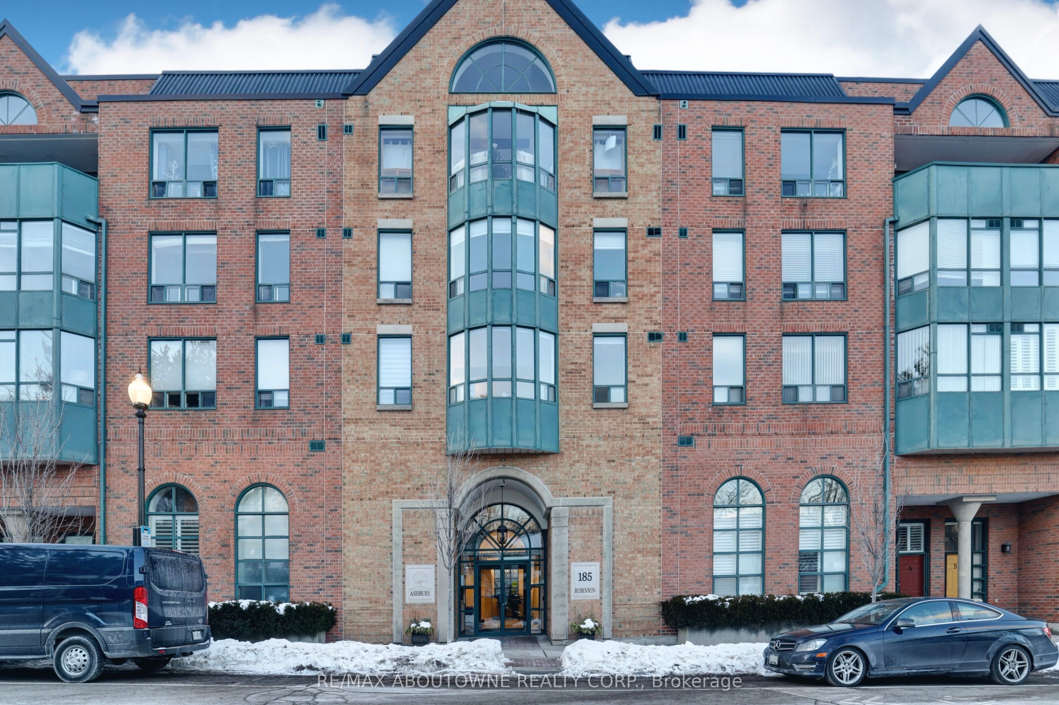 307 – 185 Robinson Street, Oakville