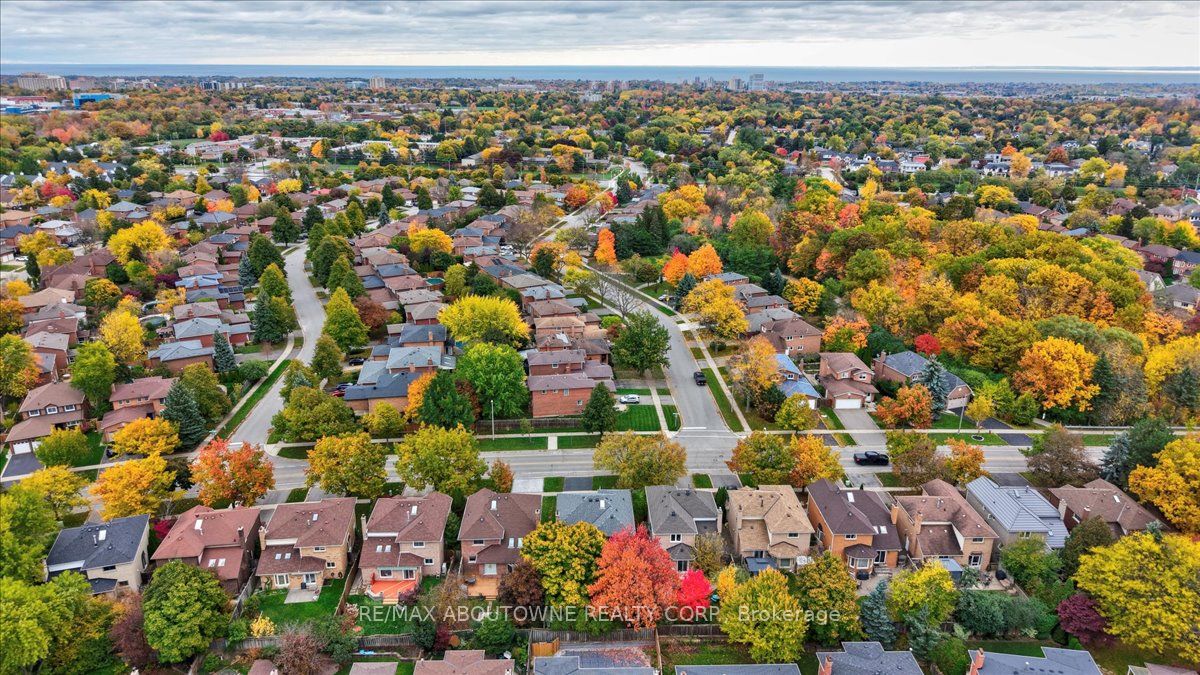 87 River Oaks Boulevard, Oakville