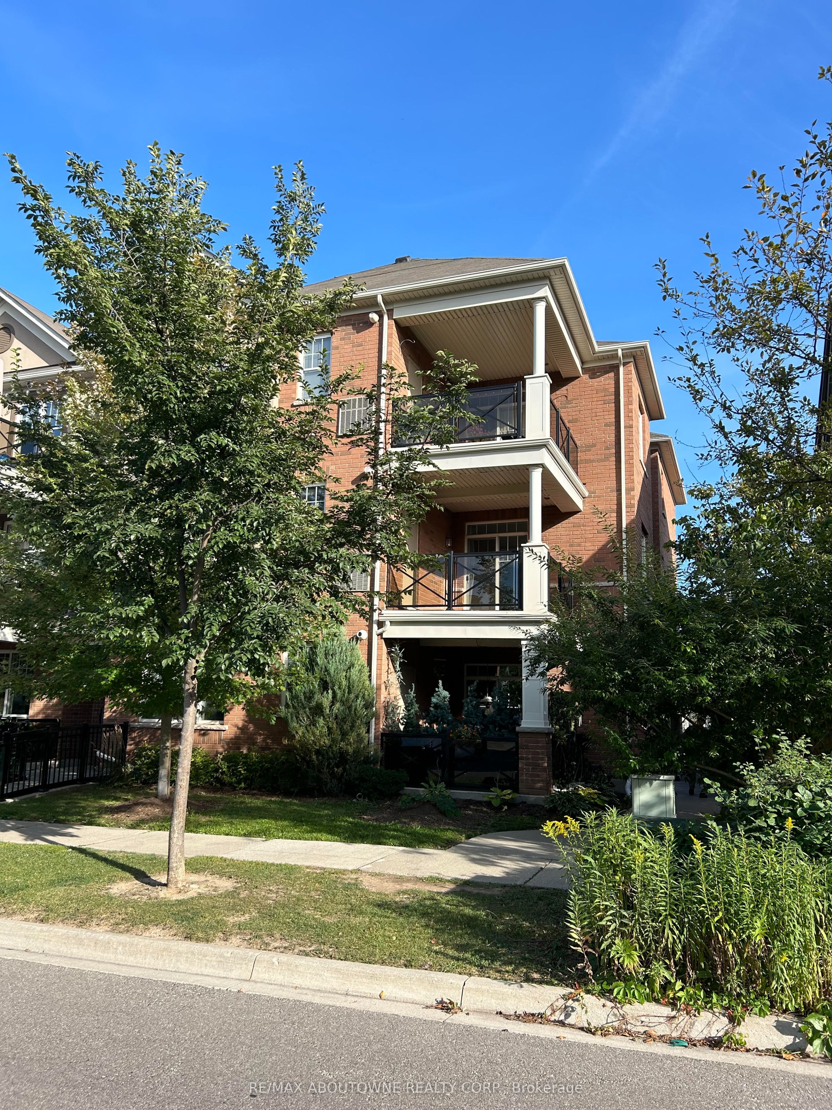 1 – 272 Georgian Drive, Oakville