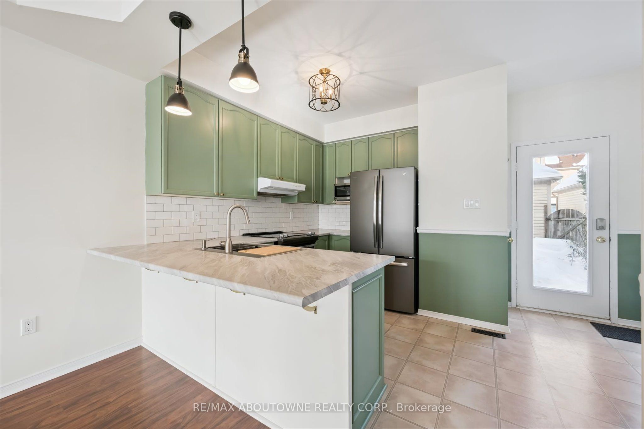 143 GLENASHTON Drive, Oakville ‣ W12801658 143 GLENASHTON Drive, Oakville ‣ W12801658