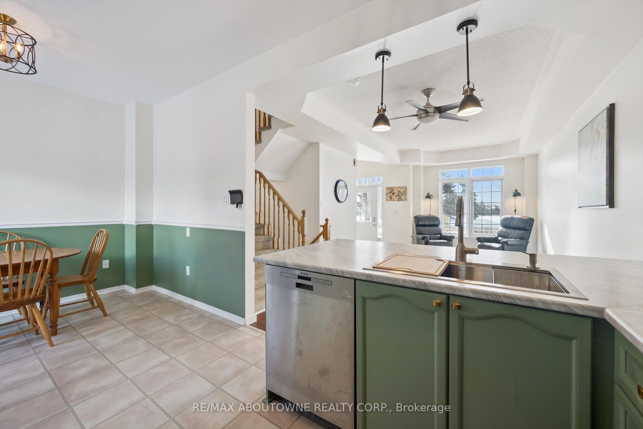 143 GLENASHTON Drive, Oakville ‣ W12801658 143 GLENASHTON Drive, Oakville ‣ W12801658