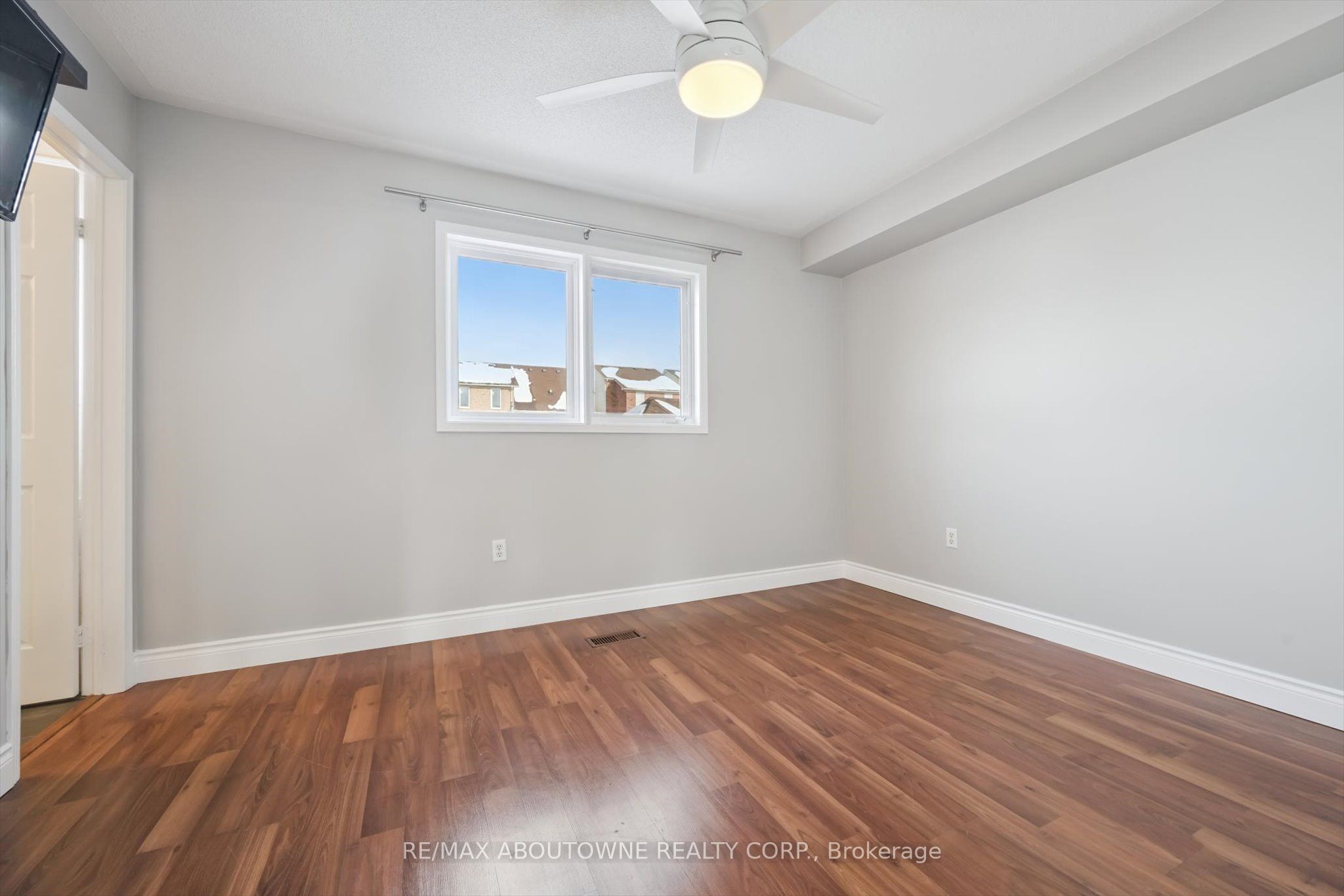 143 GLENASHTON Drive, Oakville ‣ W12801658 143 GLENASHTON Drive, Oakville ‣ W12801658