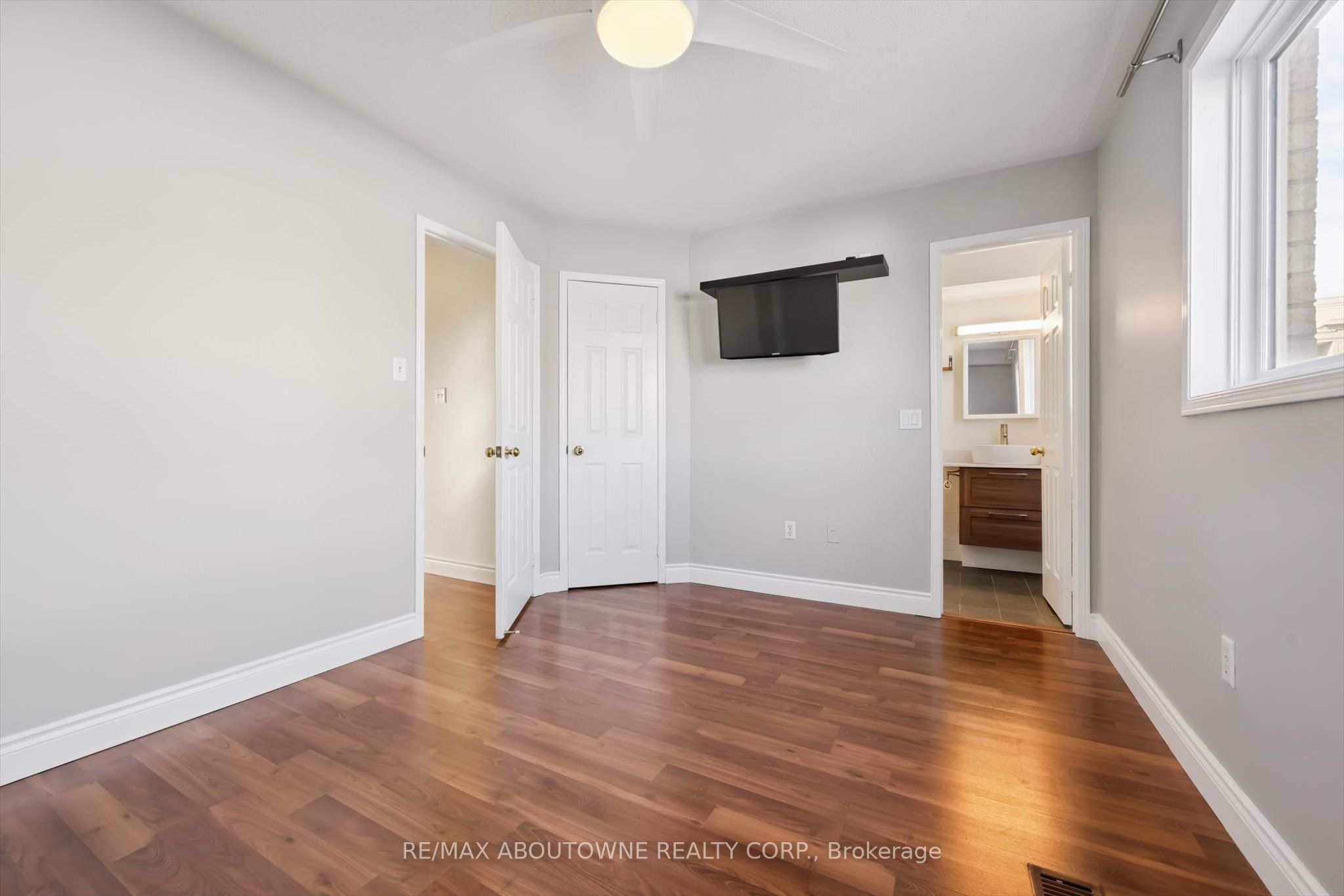 143 GLENASHTON Drive, Oakville ‣ W12801658 143 GLENASHTON Drive, Oakville ‣ W12801658