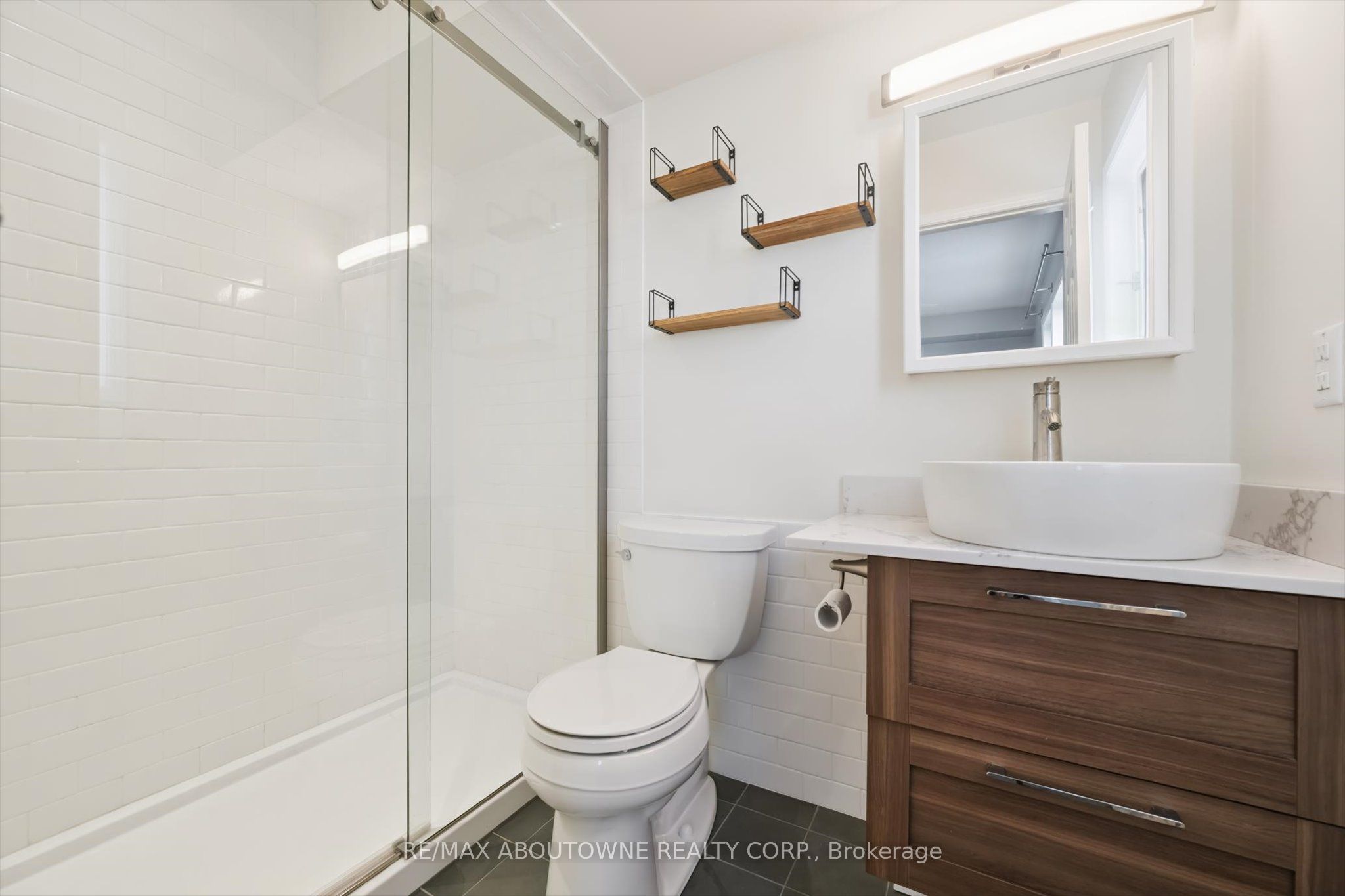 143 GLENASHTON Drive, Oakville ‣ W12801658 143 GLENASHTON Drive, Oakville ‣ W12801658