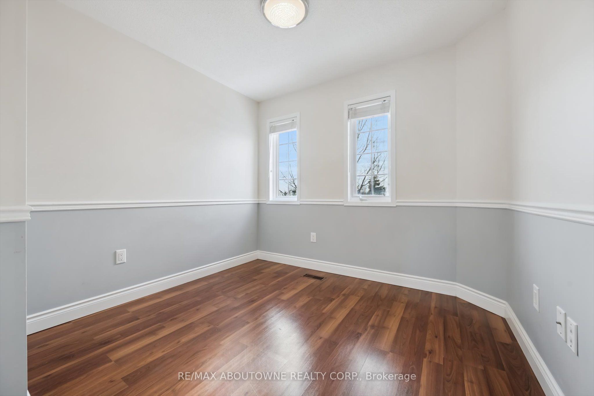 143 GLENASHTON Drive, Oakville ‣ W12801658 143 GLENASHTON Drive, Oakville ‣ W12801658