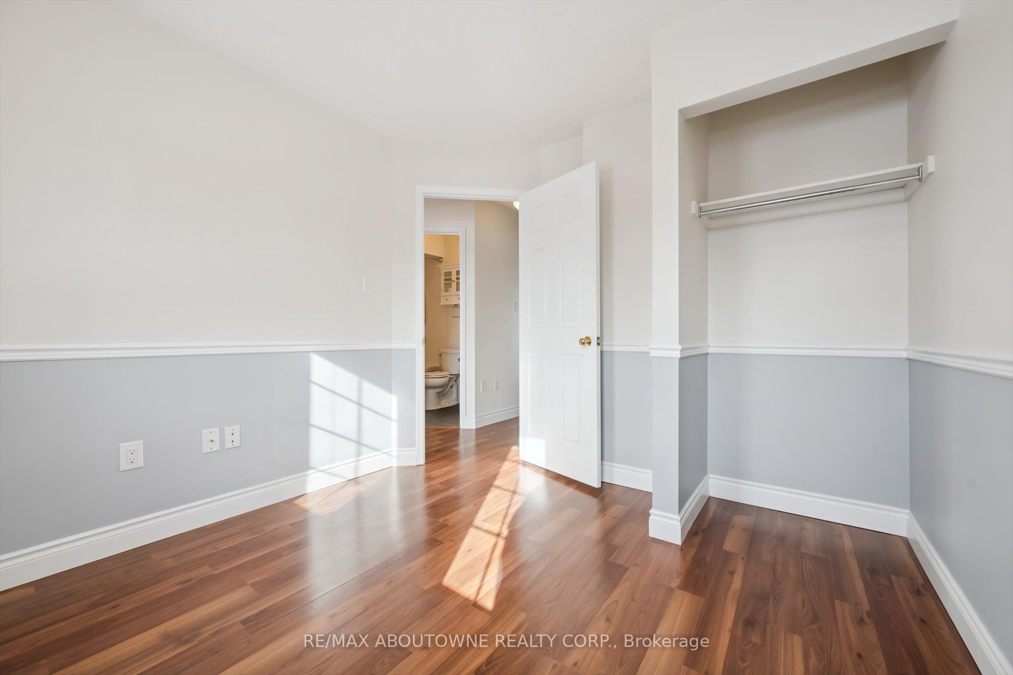 143 GLENASHTON Drive, Oakville ‣ W12801658 143 GLENASHTON Drive, Oakville ‣ W12801658