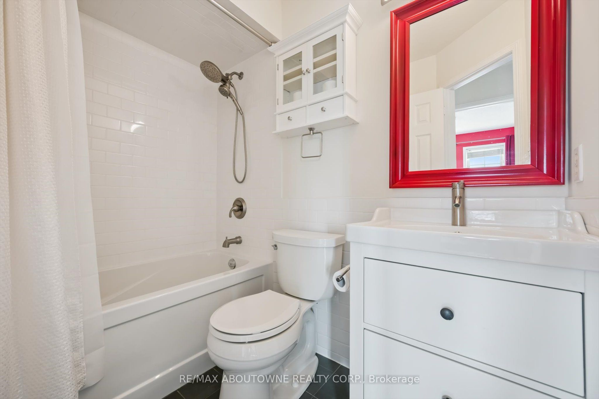 143 GLENASHTON Drive, Oakville ‣ W12801658 143 GLENASHTON Drive, Oakville ‣ W12801658