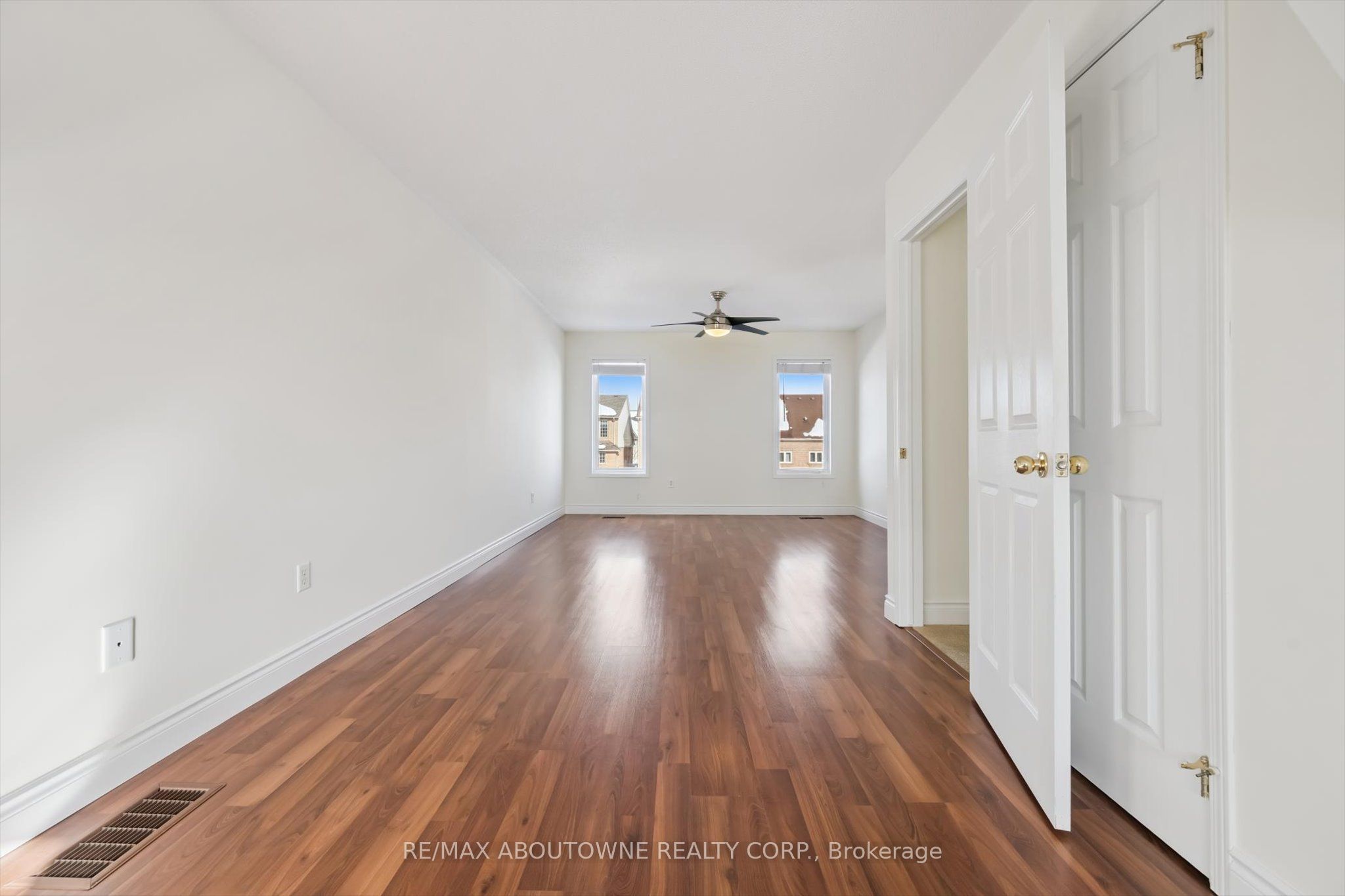 143 GLENASHTON Drive, Oakville ‣ W12801658 143 GLENASHTON Drive, Oakville ‣ W12801658