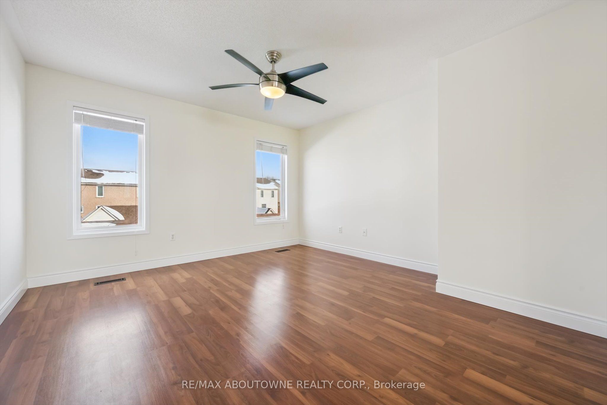 143 GLENASHTON Drive, Oakville ‣ W12801658 143 GLENASHTON Drive, Oakville ‣ W12801658