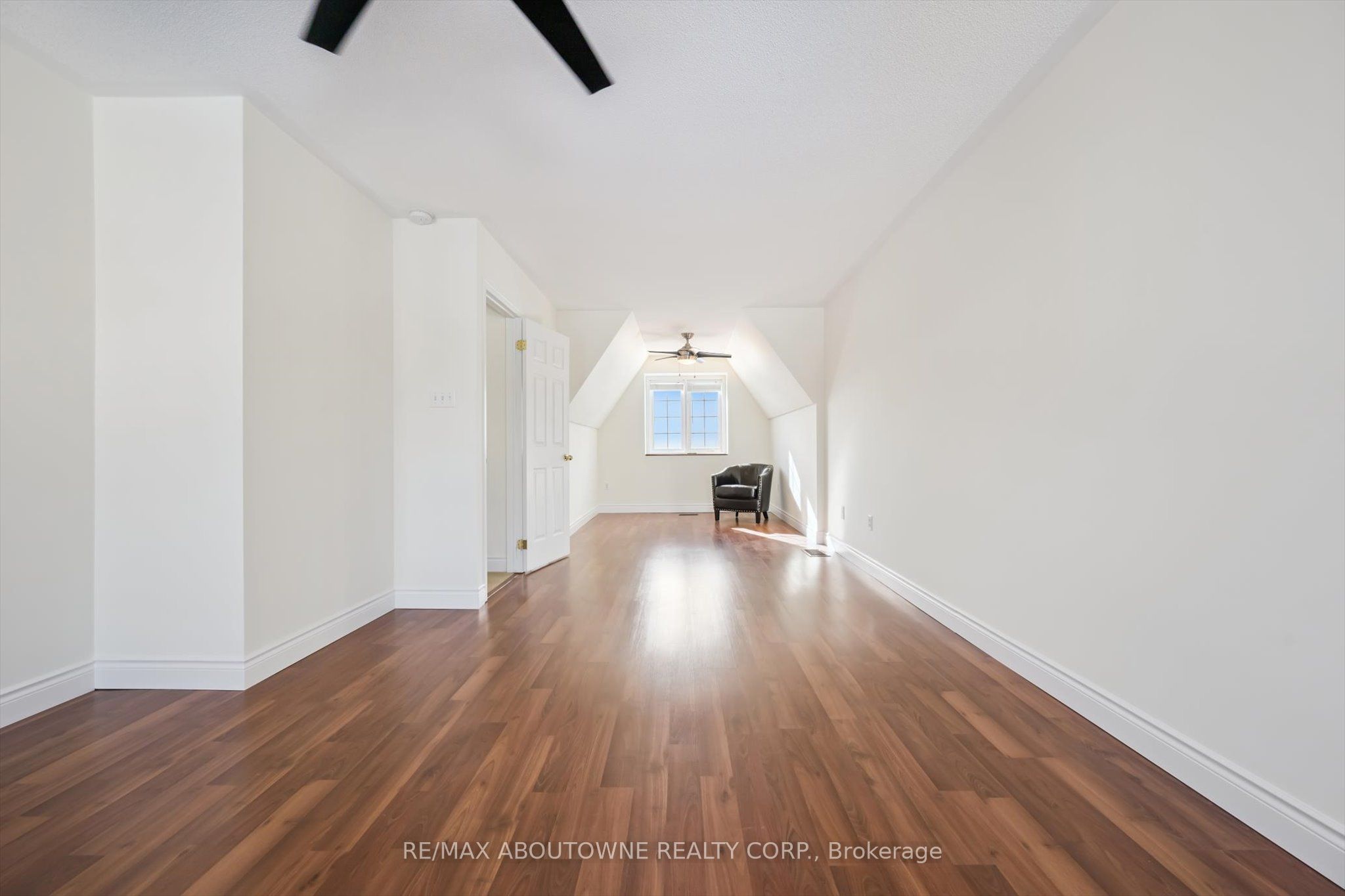 143 GLENASHTON Drive, Oakville ‣ W12801658 143 GLENASHTON Drive, Oakville ‣ W12801658