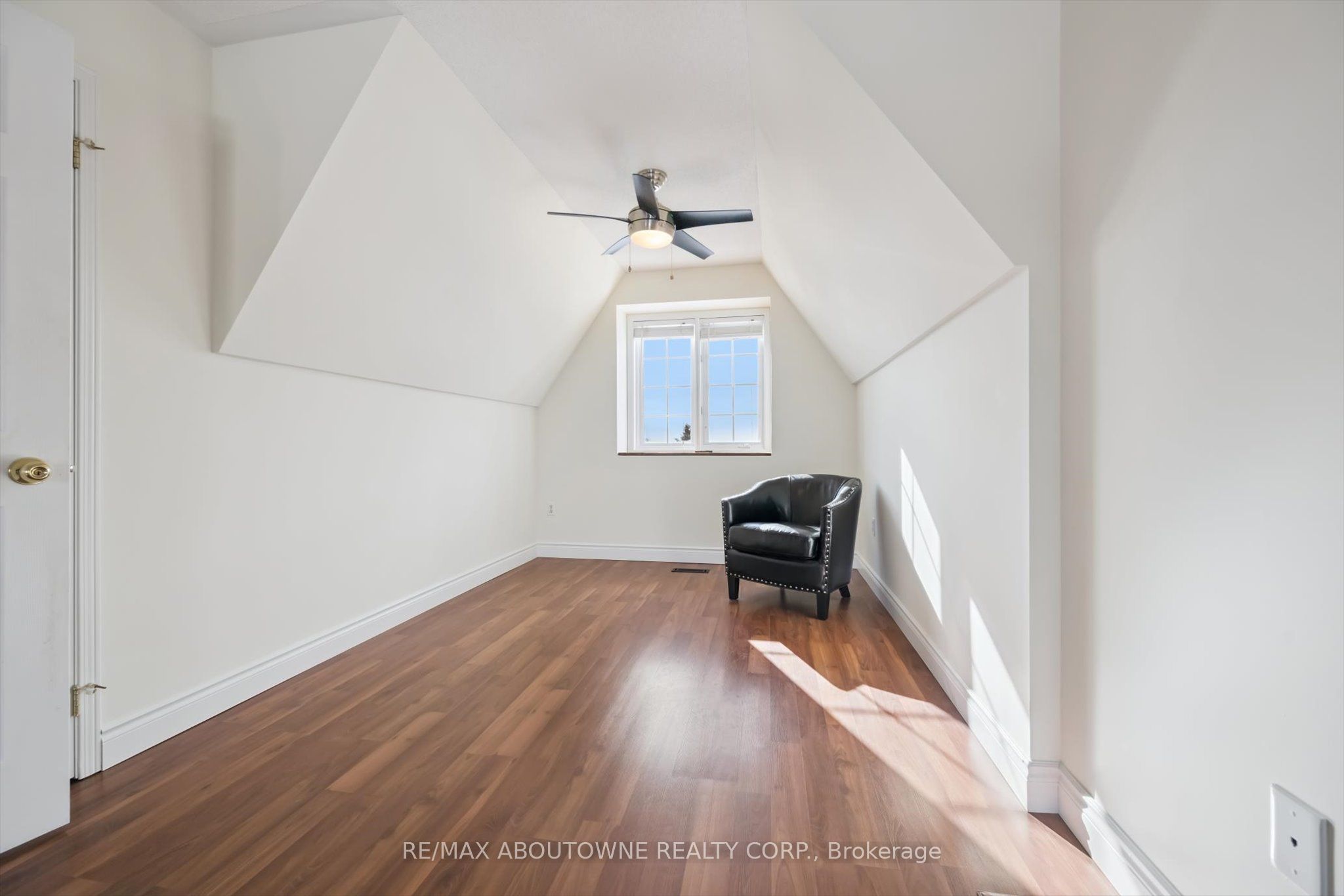 143 GLENASHTON Drive, Oakville ‣ W12801658 143 GLENASHTON Drive, Oakville ‣ W12801658