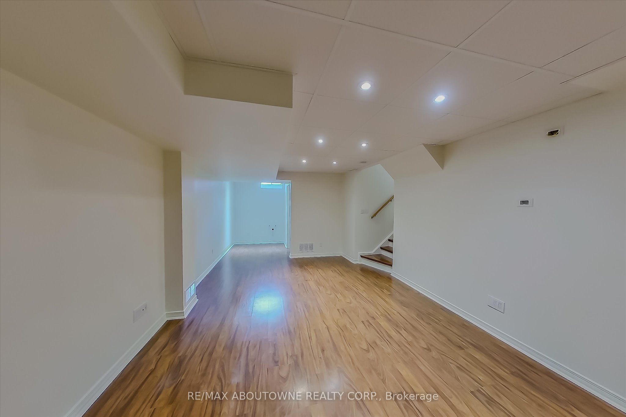 143 GLENASHTON Drive, Oakville ‣ W12801658 143 GLENASHTON Drive, Oakville ‣ W12801658