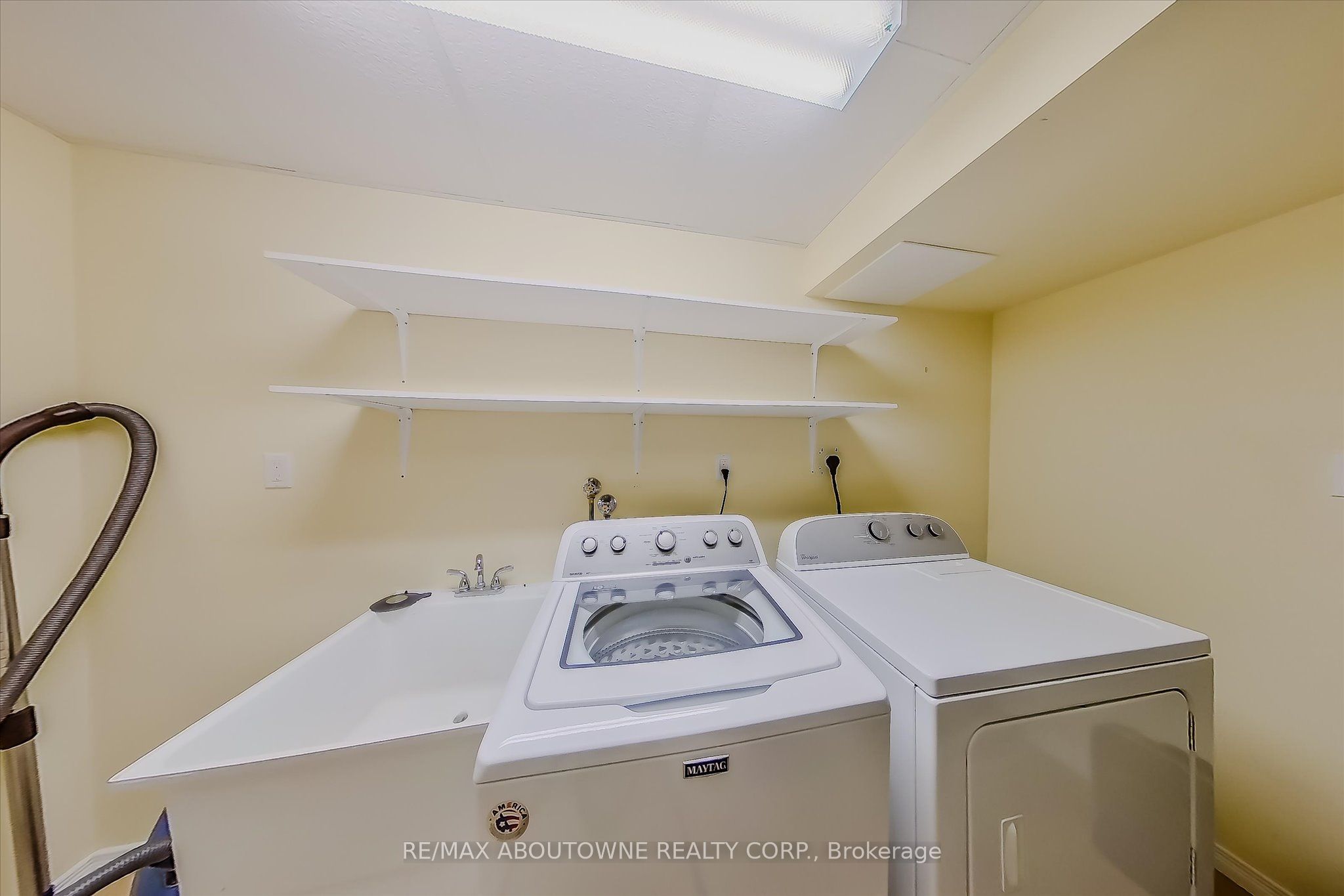 143 GLENASHTON Drive, Oakville ‣ W12801658 143 GLENASHTON Drive, Oakville ‣ W12801658