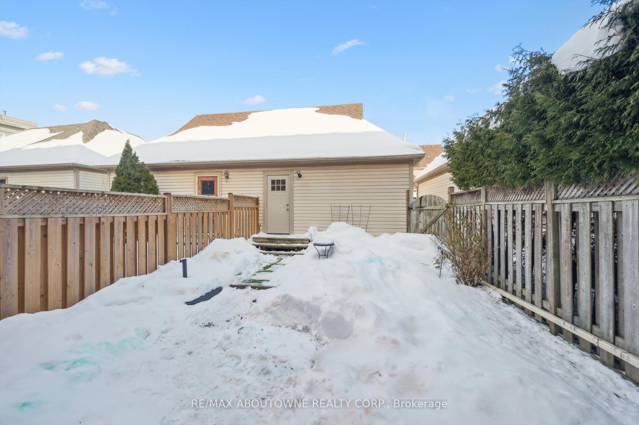 143 GLENASHTON Drive, Oakville ‣ W12801658 143 GLENASHTON Drive, Oakville ‣ W12801658