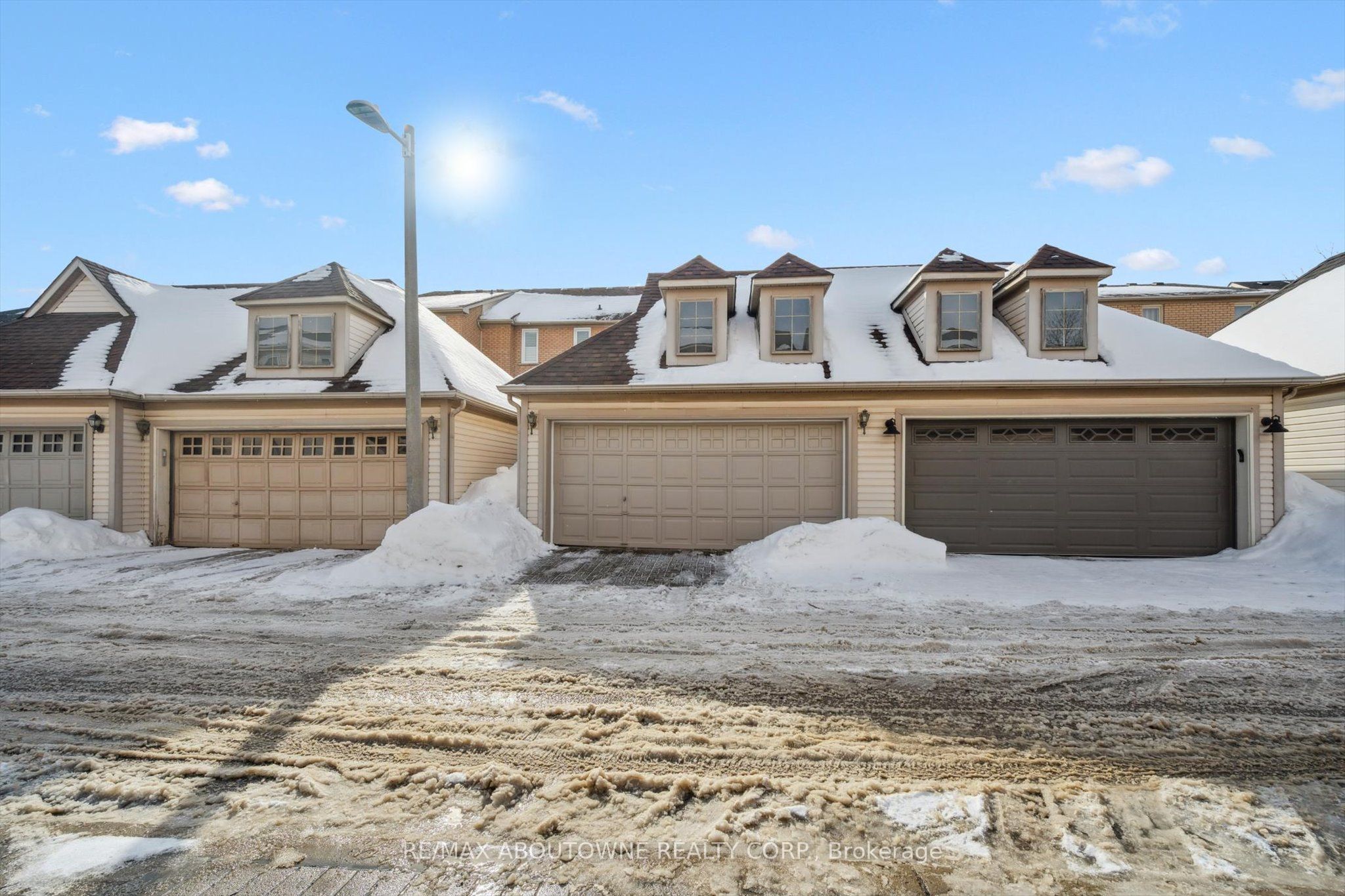 143 GLENASHTON Drive, Oakville ‣ W12801658 143 GLENASHTON Drive, Oakville ‣ W12801658