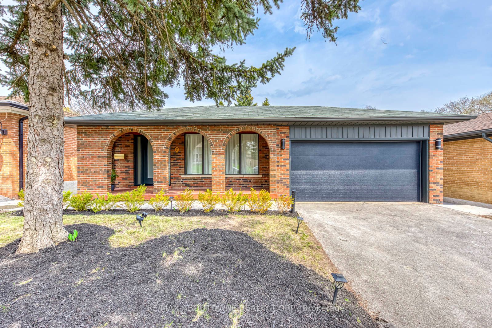 7 Ivybridge Drive, Toronto W08