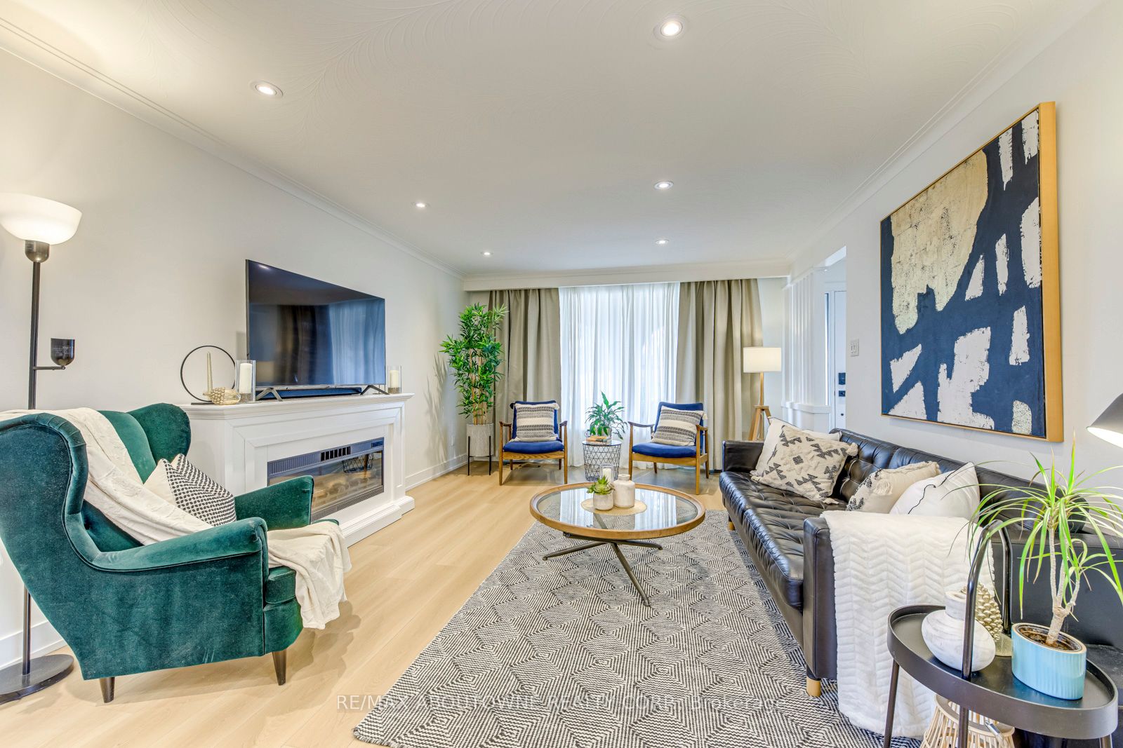 7 Ivybridge Drive, Toronto W08 ‣ W12805618 7 Ivybridge Drive, Toronto W08 ‣ W12805618