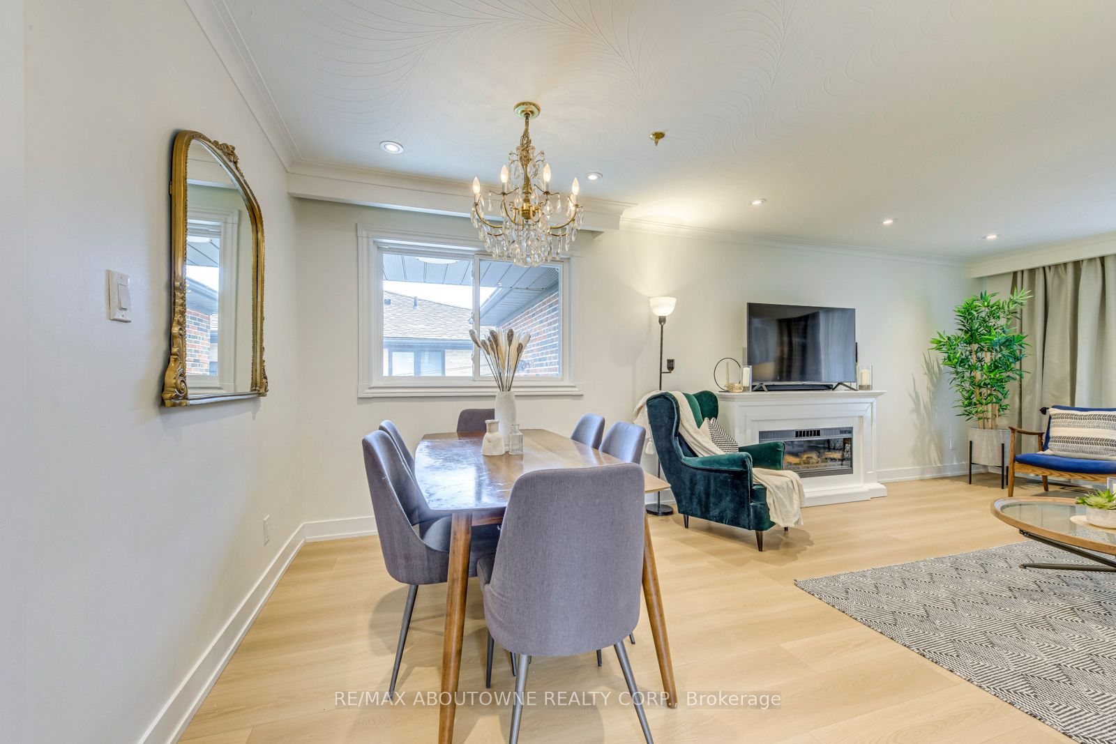 7 Ivybridge Drive, Toronto W08 ‣ W12805618 7 Ivybridge Drive, Toronto W08 ‣ W12805618