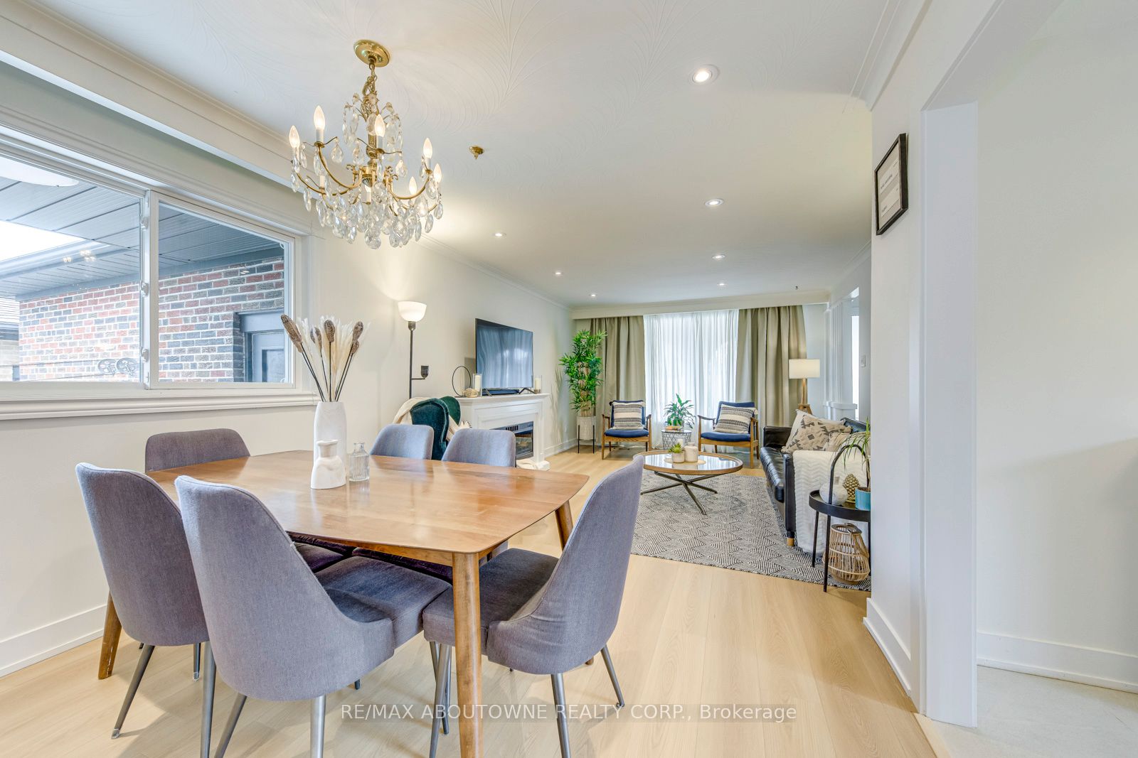 7 Ivybridge Drive, Toronto W08 ‣ W12805618 7 Ivybridge Drive, Toronto W08 ‣ W12805618