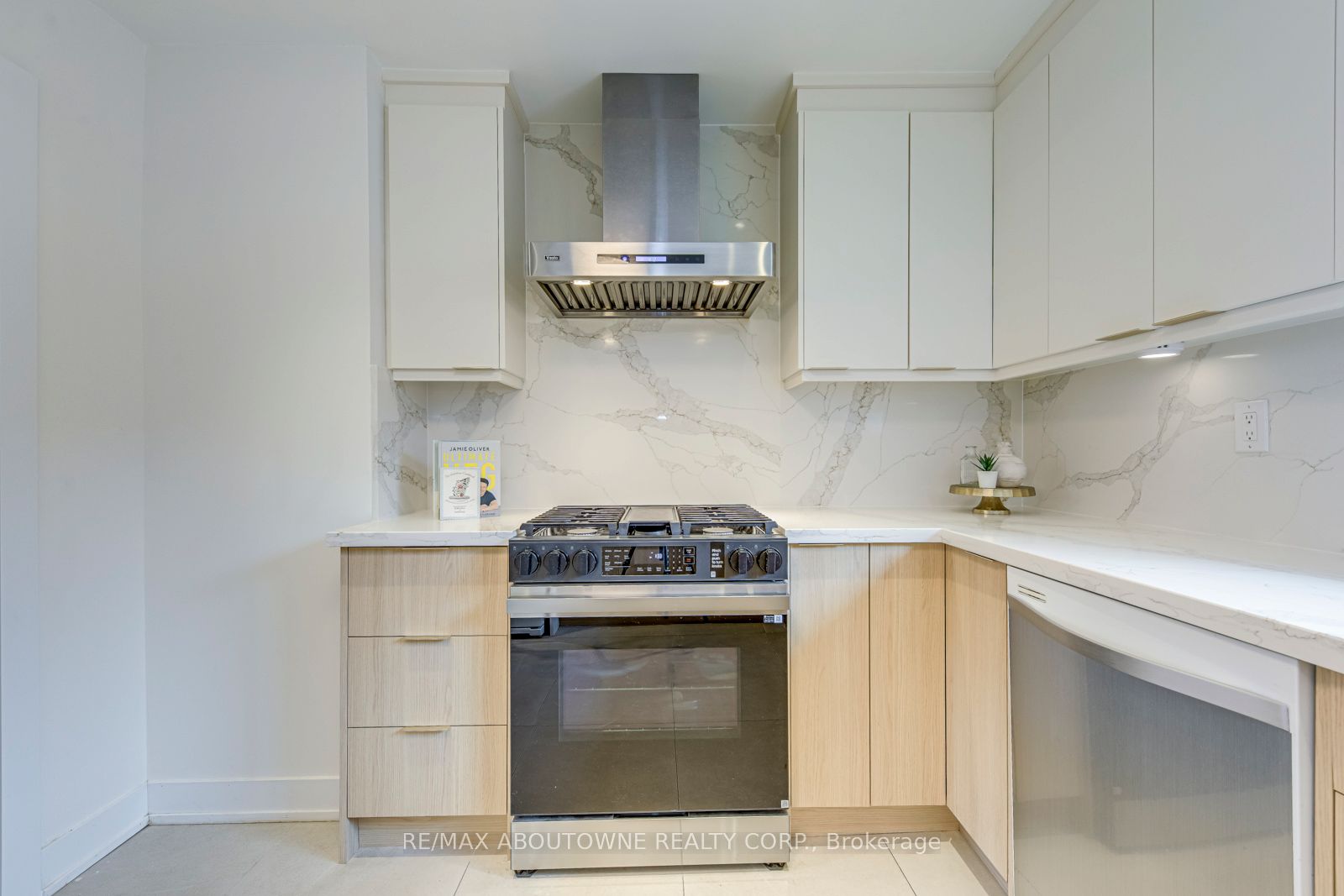 7 Ivybridge Drive, Toronto W08 ‣ W12805618 7 Ivybridge Drive, Toronto W08 ‣ W12805618