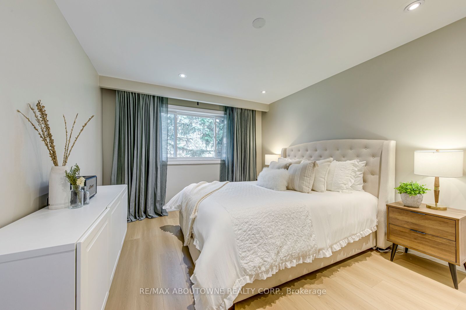 7 Ivybridge Drive, Toronto W08 ‣ W12805618 7 Ivybridge Drive, Toronto W08 ‣ W12805618