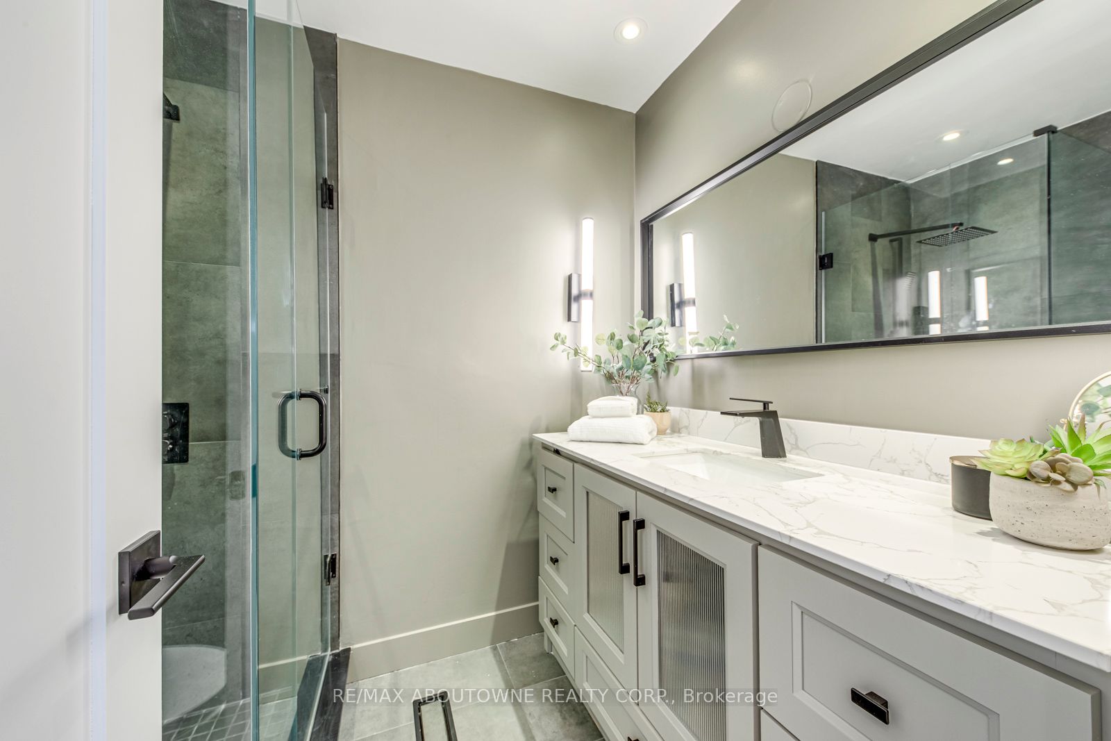 7 Ivybridge Drive, Toronto W08 ‣ W12805618 7 Ivybridge Drive, Toronto W08 ‣ W12805618