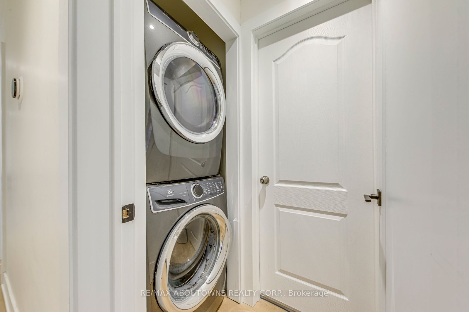 7 Ivybridge Drive, Toronto W08 ‣ W12805618 7 Ivybridge Drive, Toronto W08 ‣ W12805618