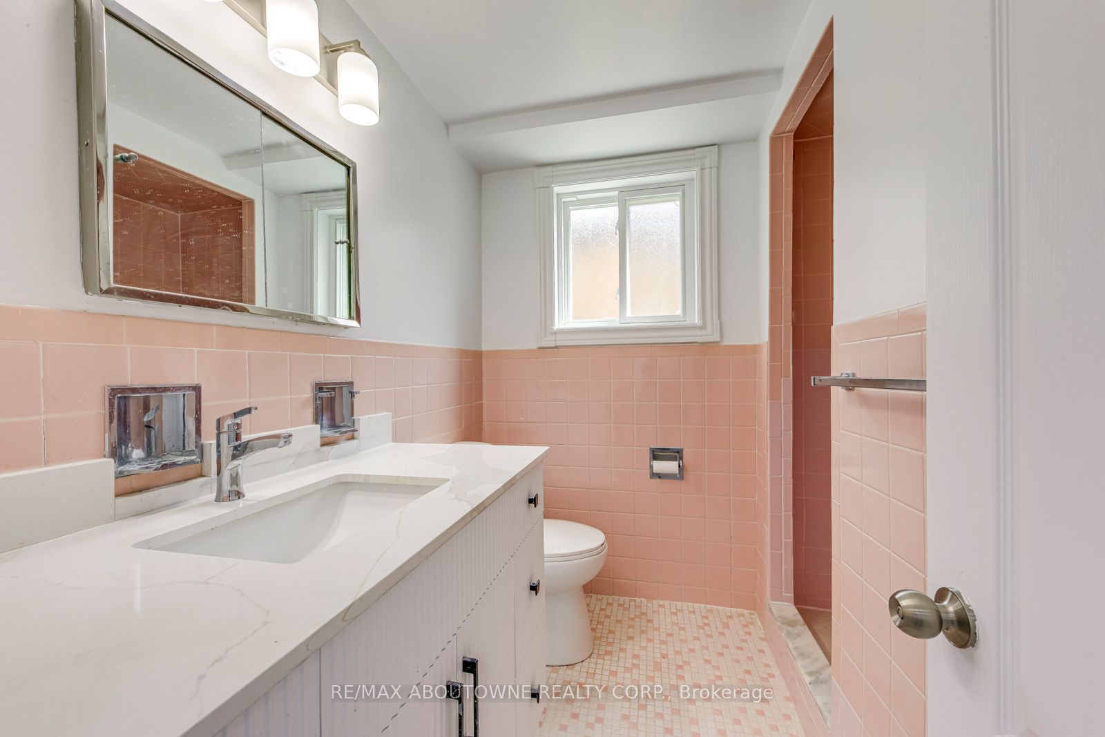 7 Ivybridge Drive, Toronto W08 ‣ W12805618 7 Ivybridge Drive, Toronto W08 ‣ W12805618