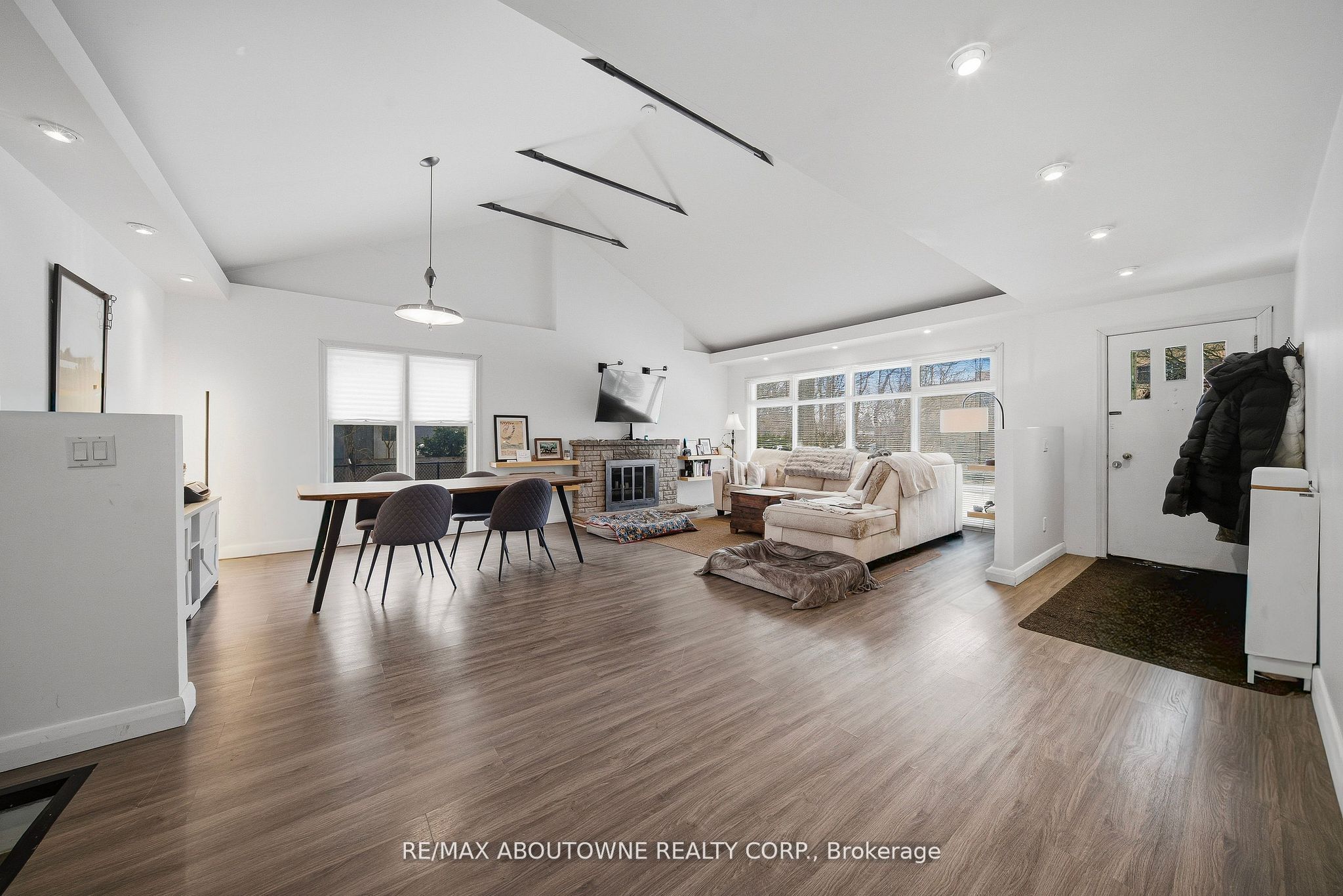 276 Lakeshore Road, Oakville ‣ W12816046 276 Lakeshore Road, Oakville ‣ W12816046